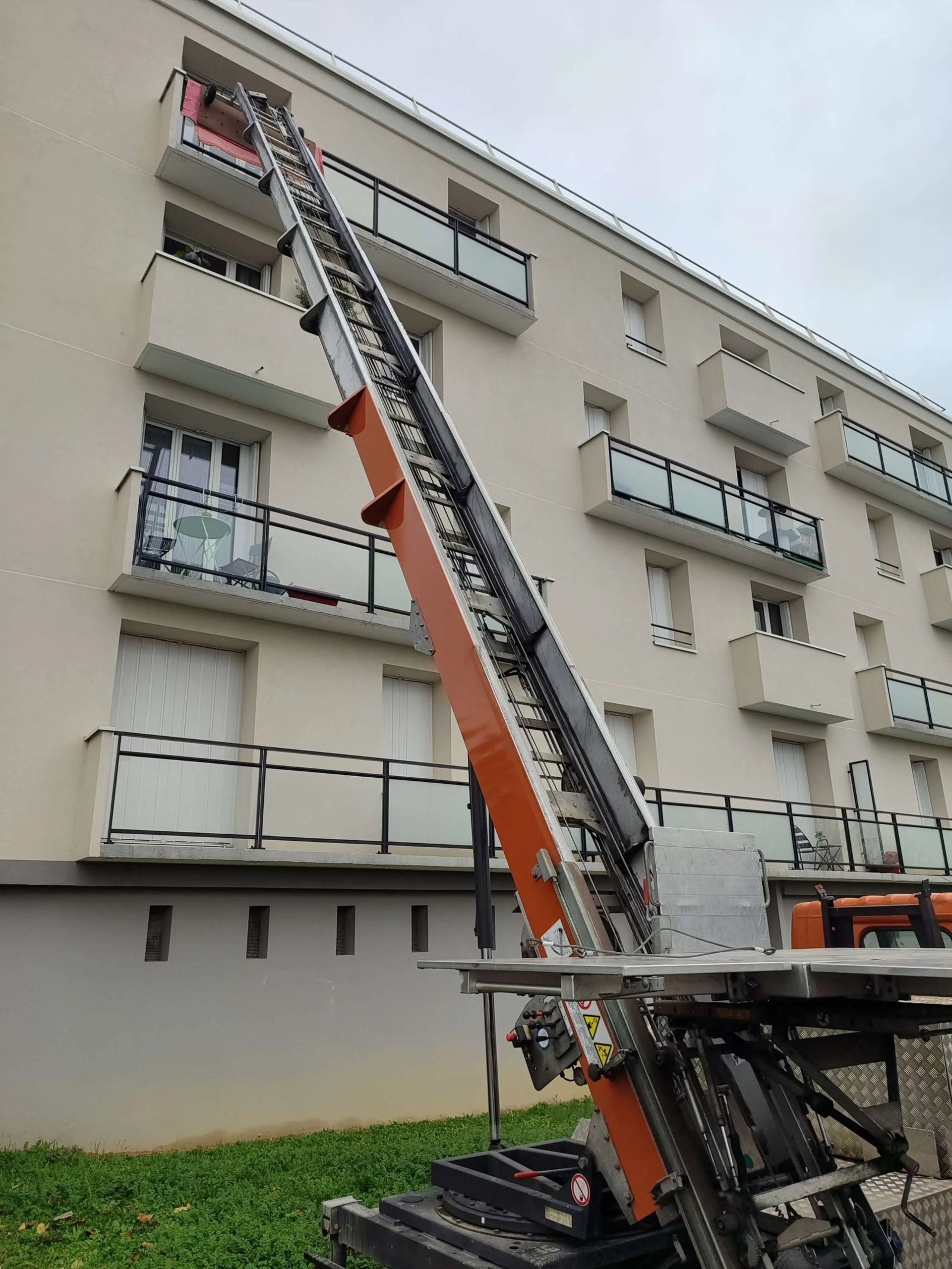 Monte-meuble Lepeltier - Le monte-meuble en action au 4e étage d'un immeuble de ville.