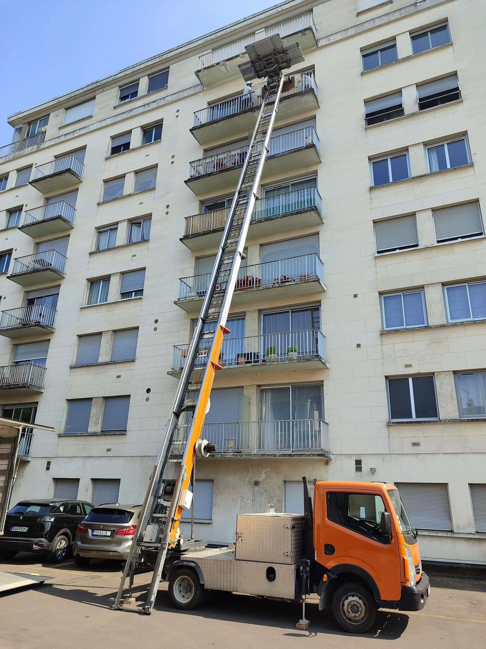 Monte-meuble Lepeltier - Déchargement de meubles et matériaux au 6e étage d'un immeuble à Tours.