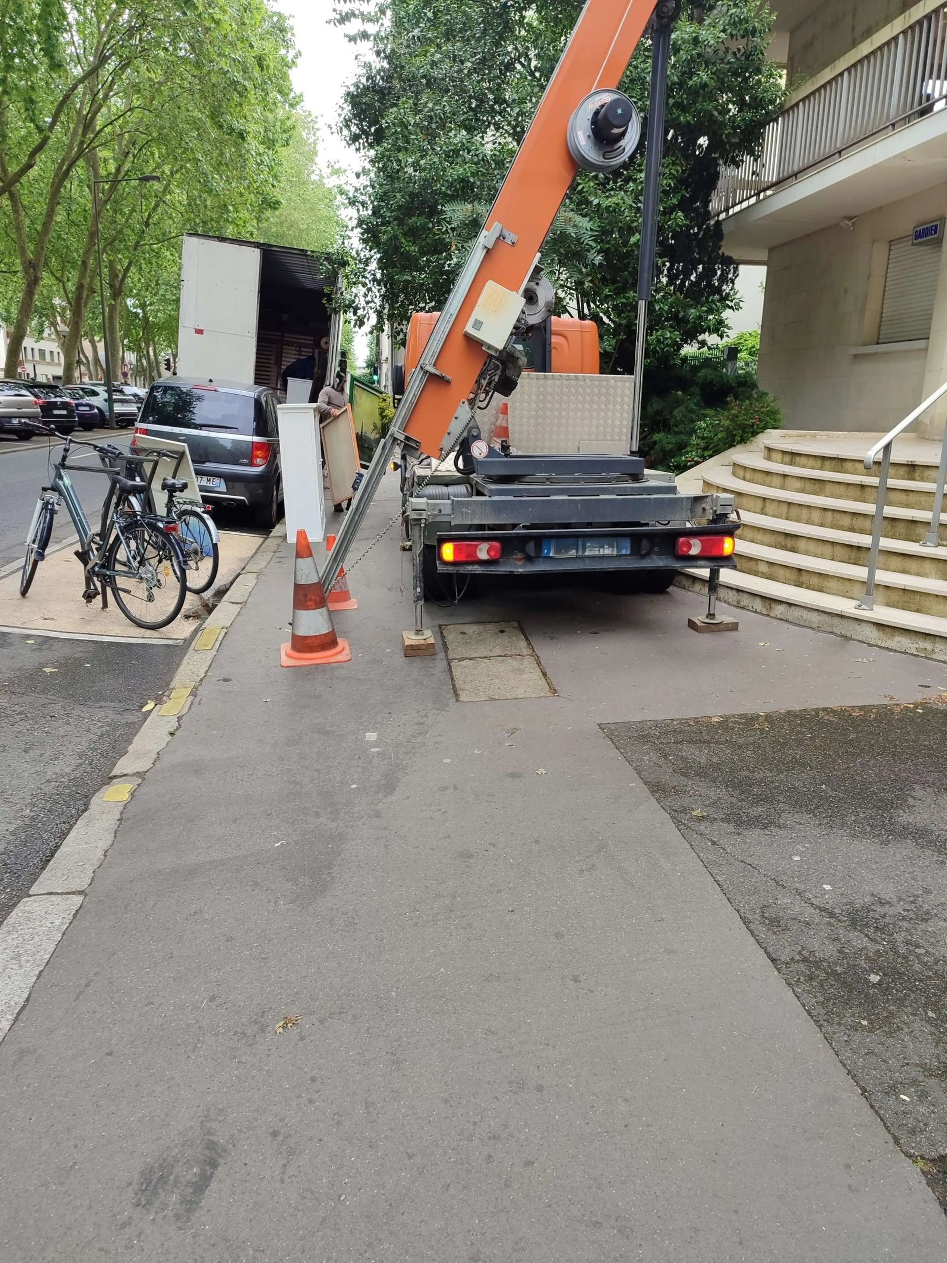 Monte-meuble Lepeltier - Notre véhicule vu de derrière, en plein déchargement à Tours.