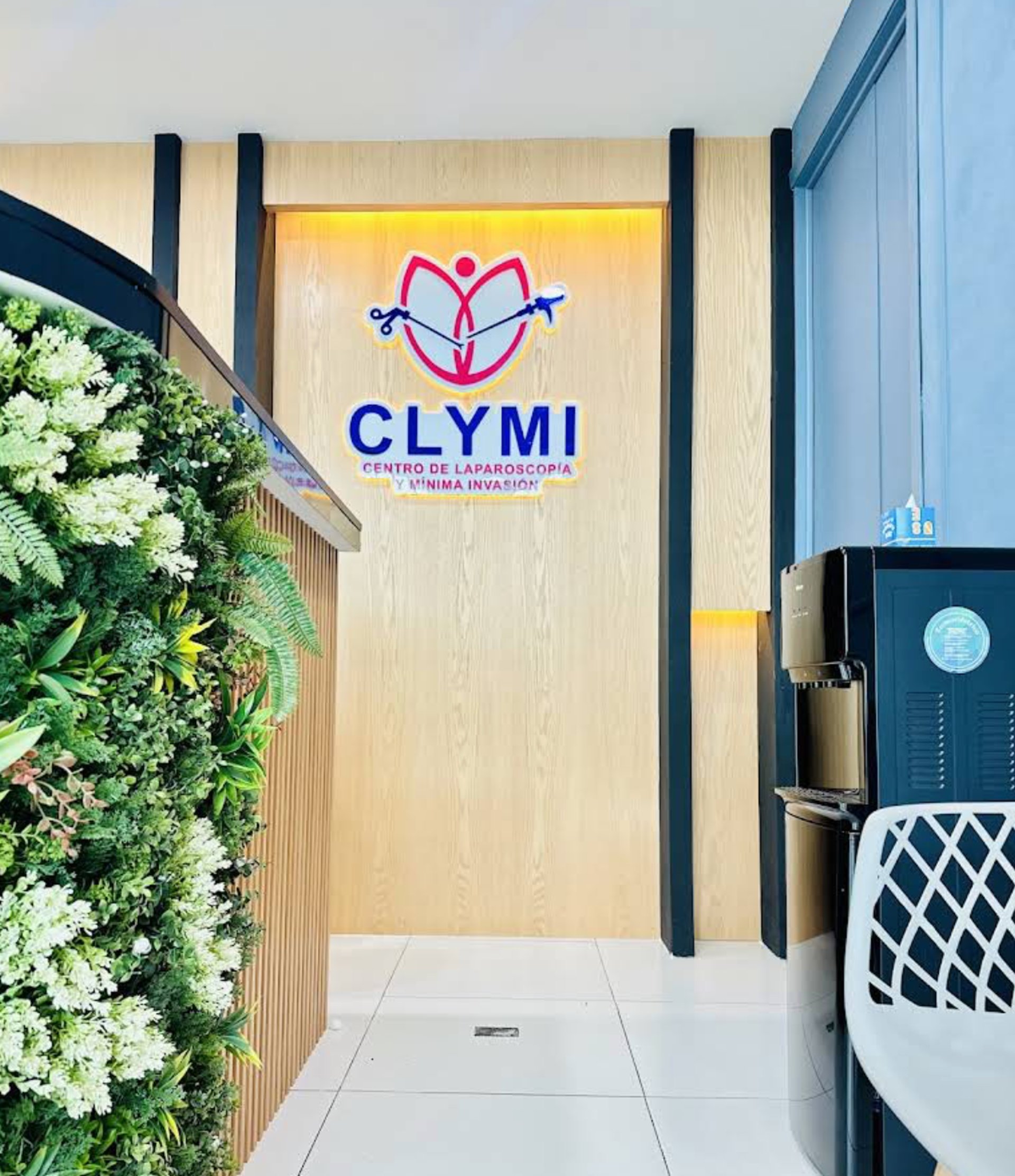 gray computer monitor