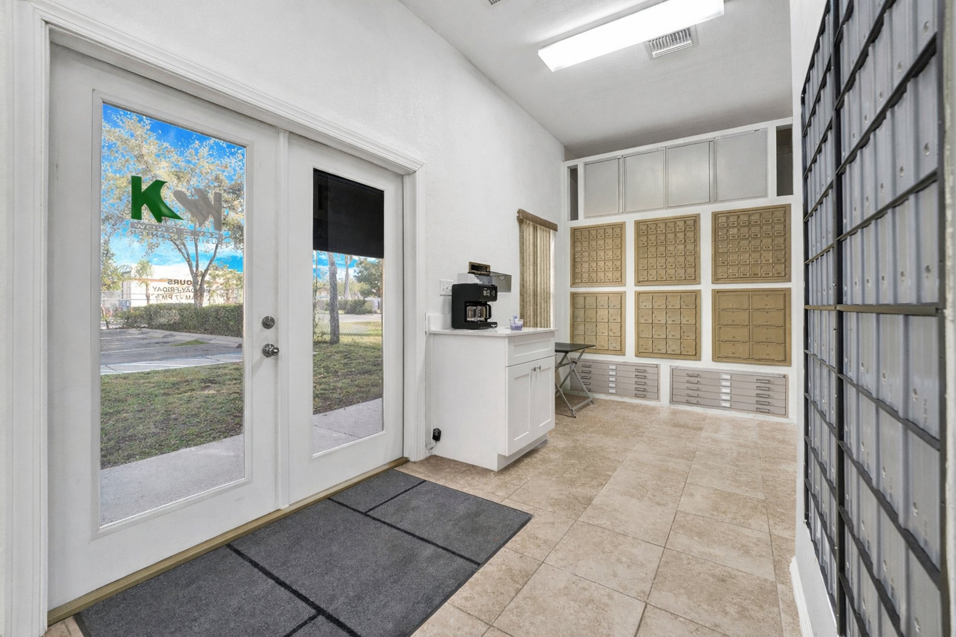 gray computer monitor