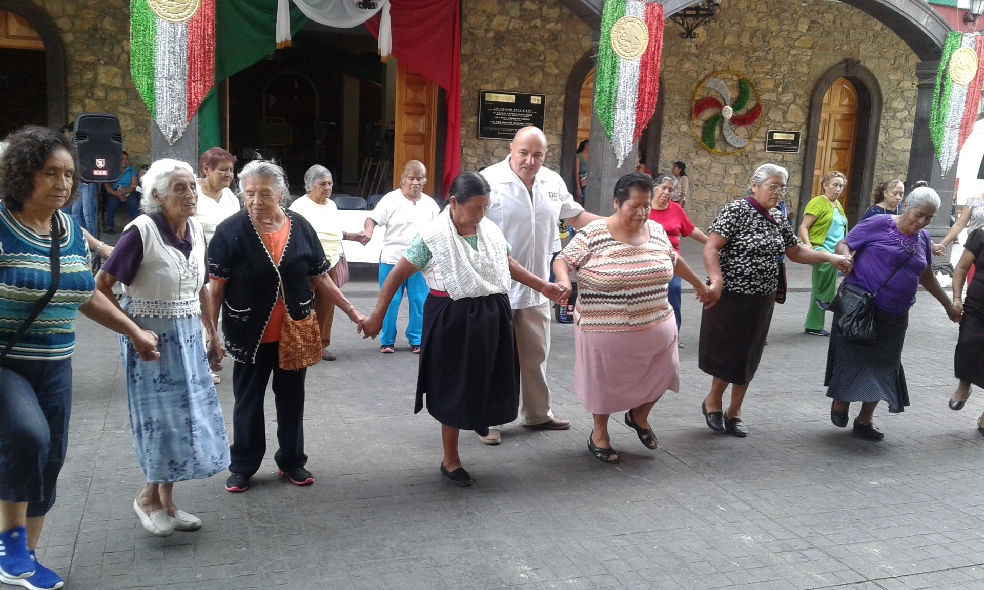 gray computer monitor