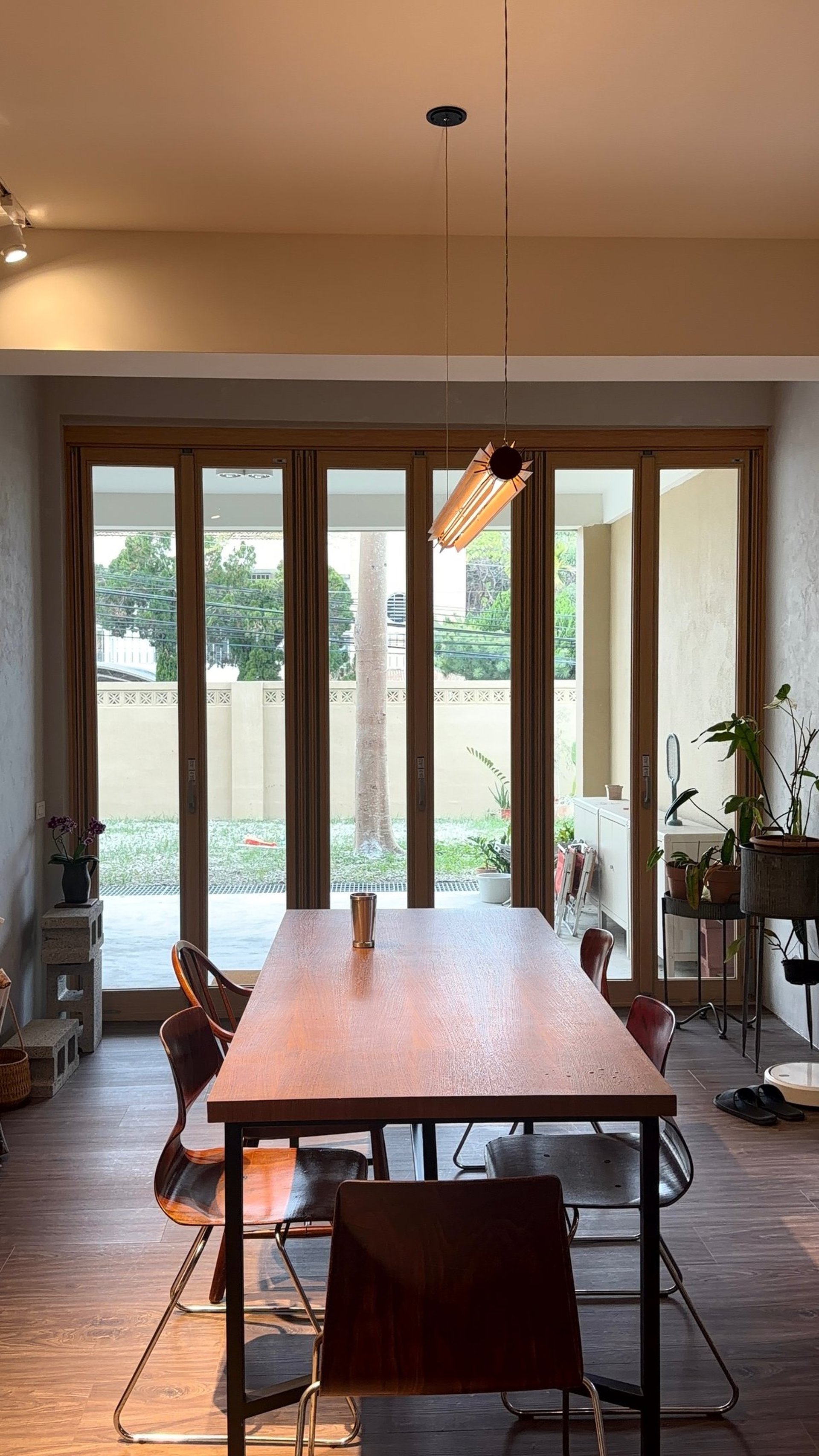 gray computer monitor