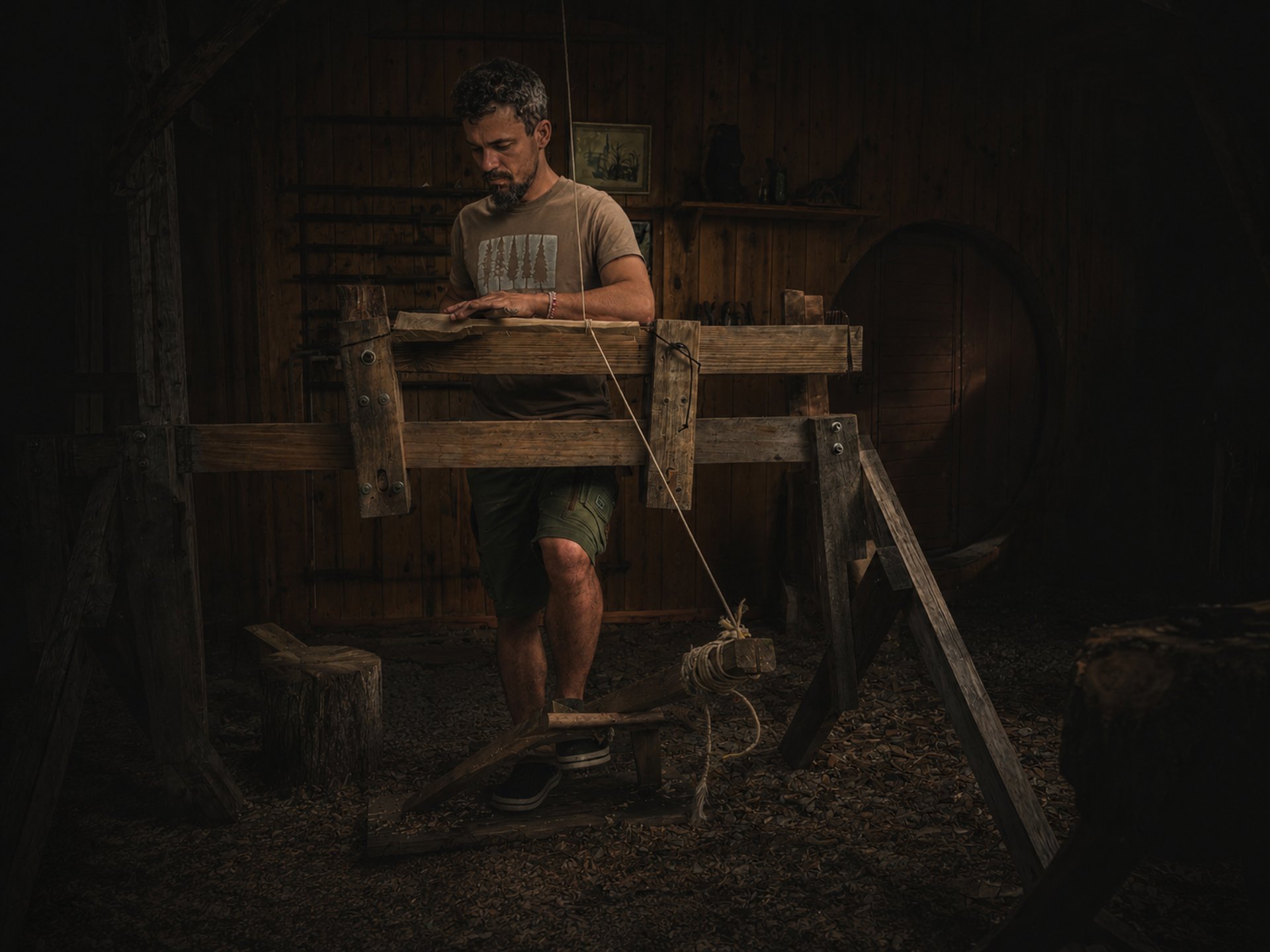 práce na dřevošlapu (pole lathe, nebo taky lesní soustruh) soustružení vařečky