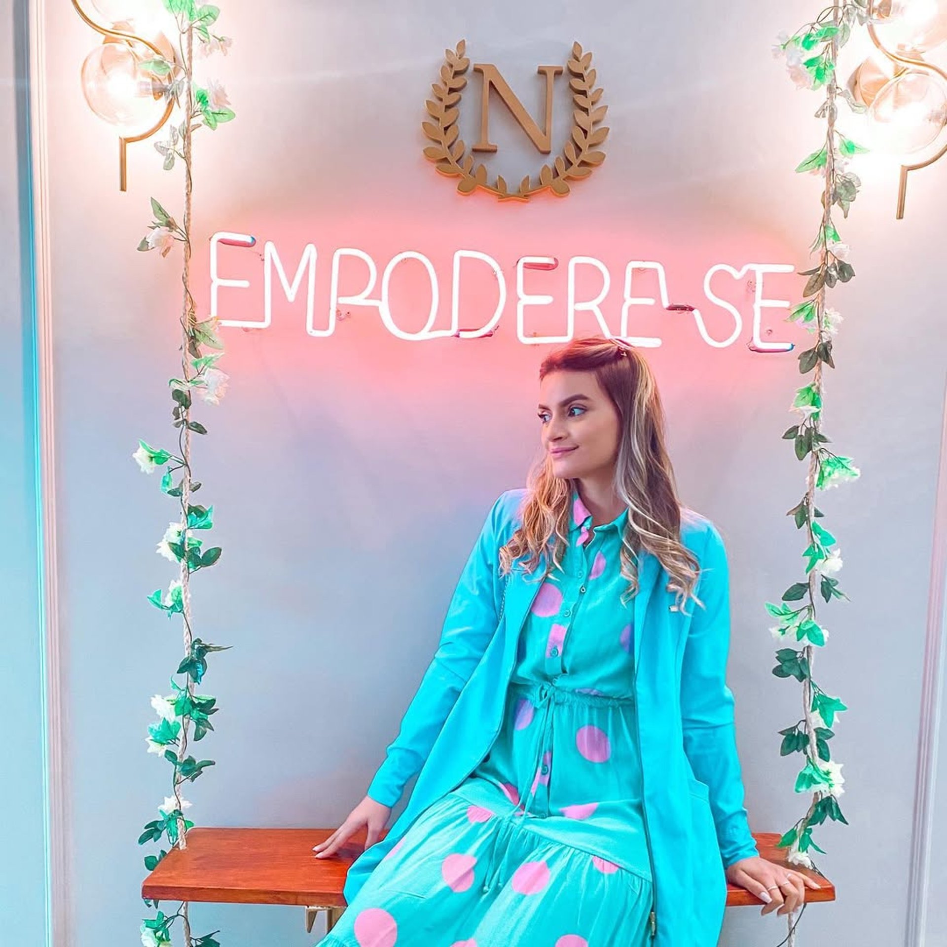 gray computer monitor