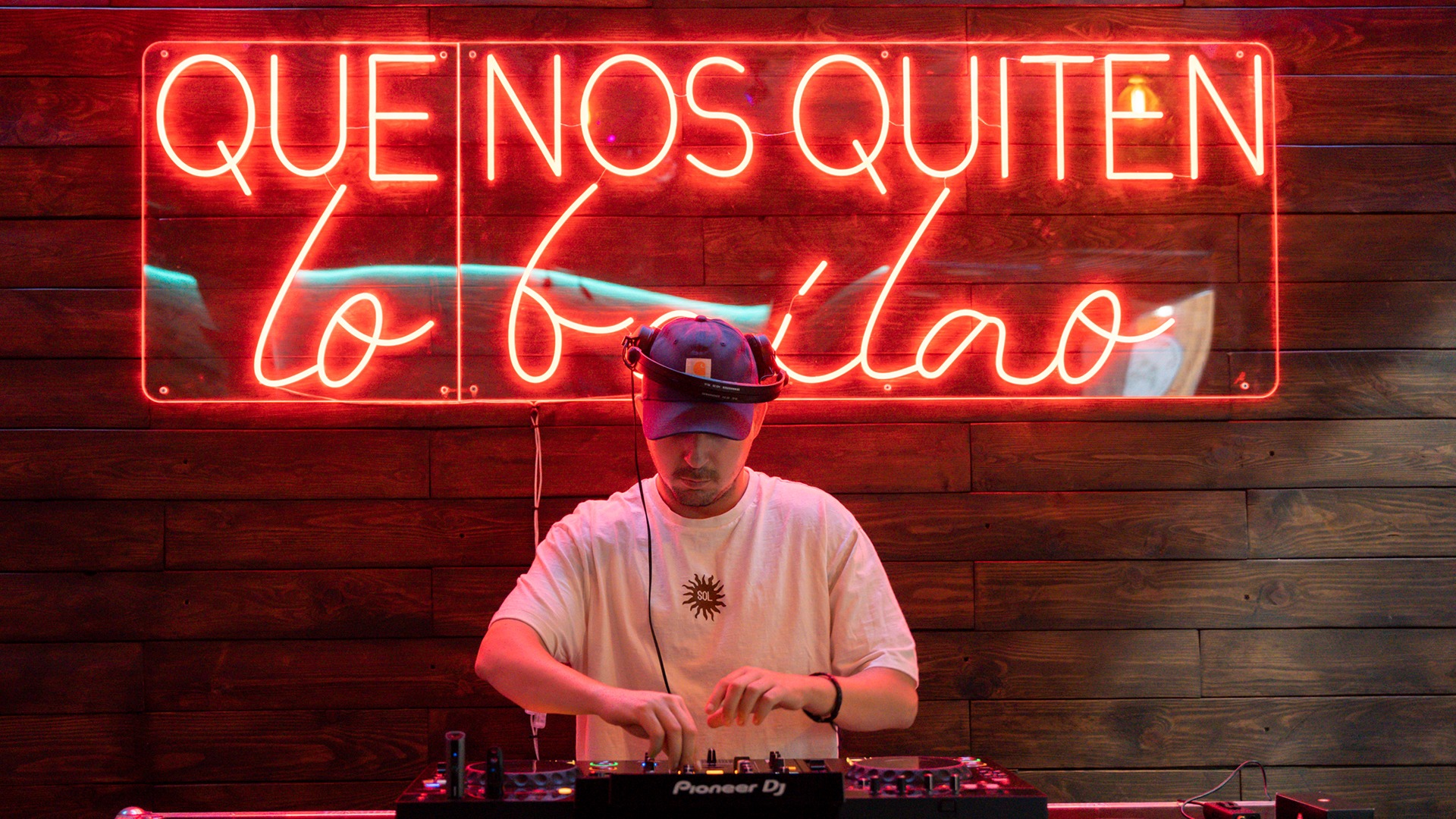 gray computer monitor