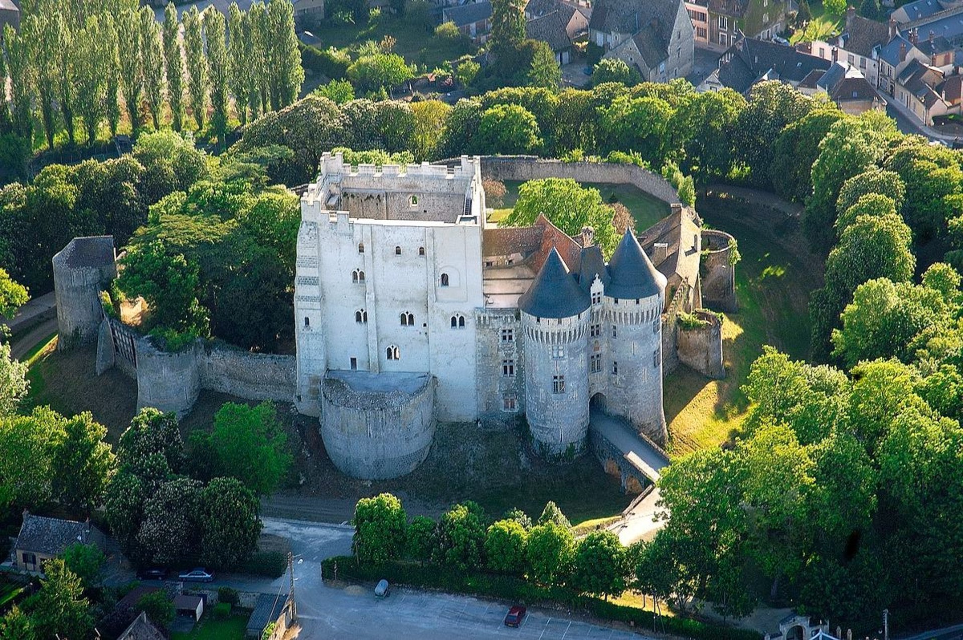 an abstract photo of a curved building with a blue sky in the background