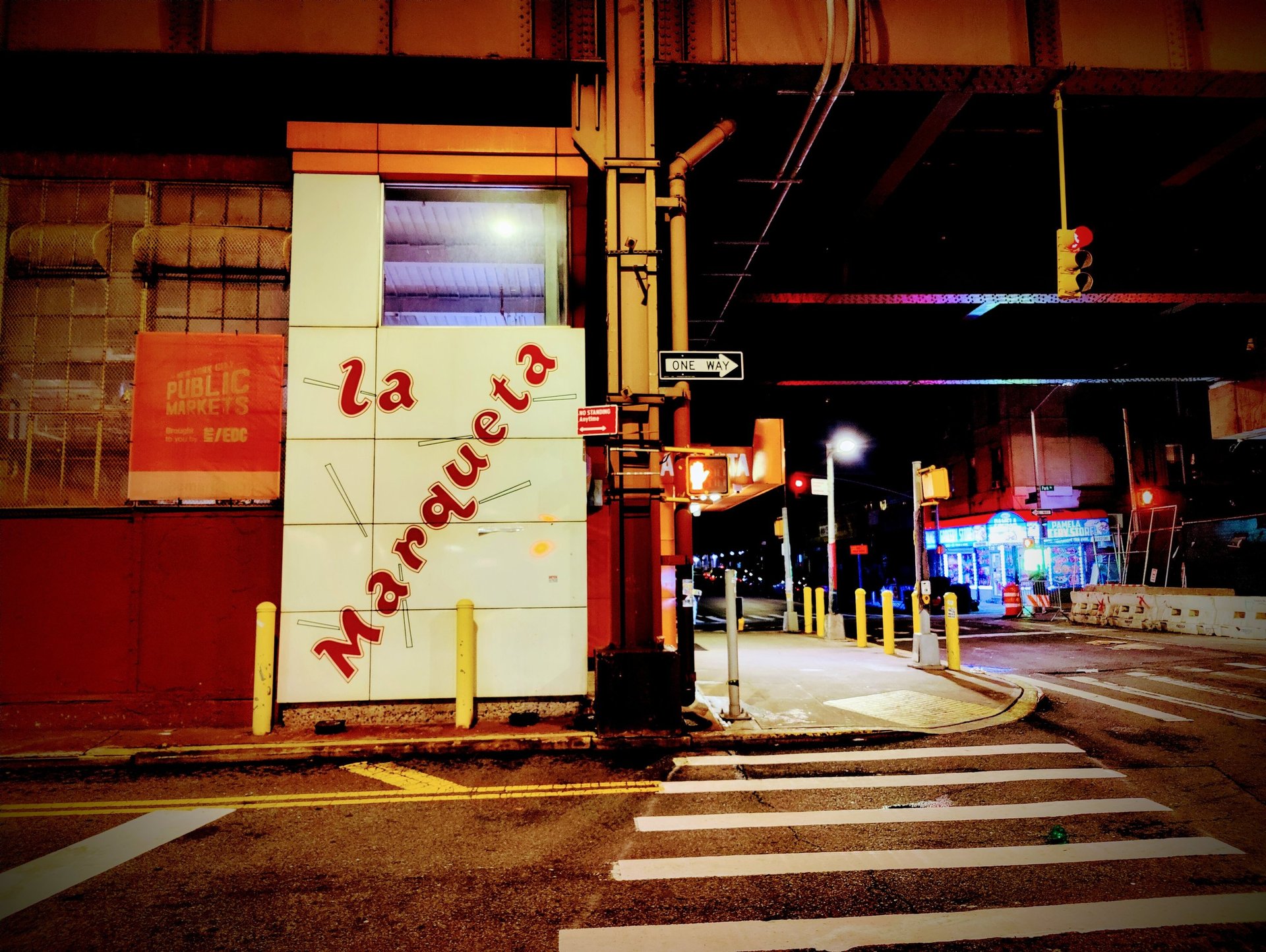 gray computer monitor