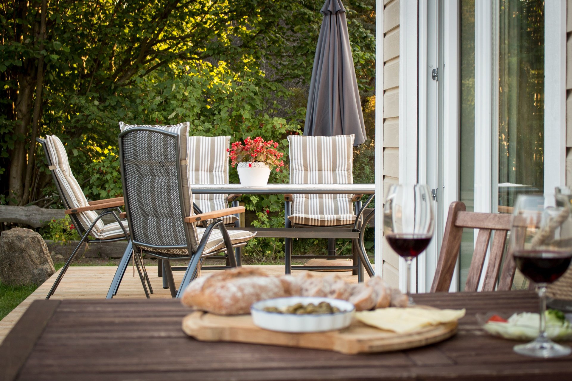 an abstract photo of a curved building with a blue sky in the background