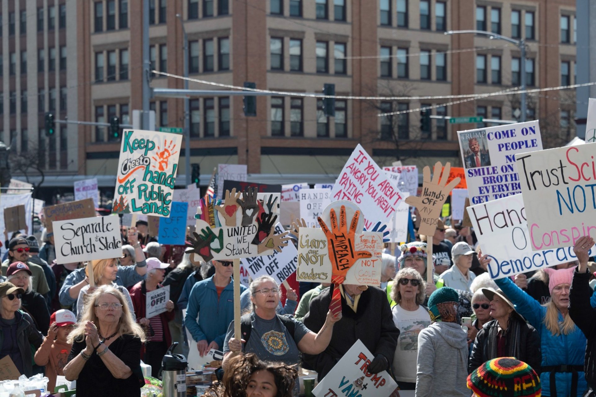 gray computer monitor