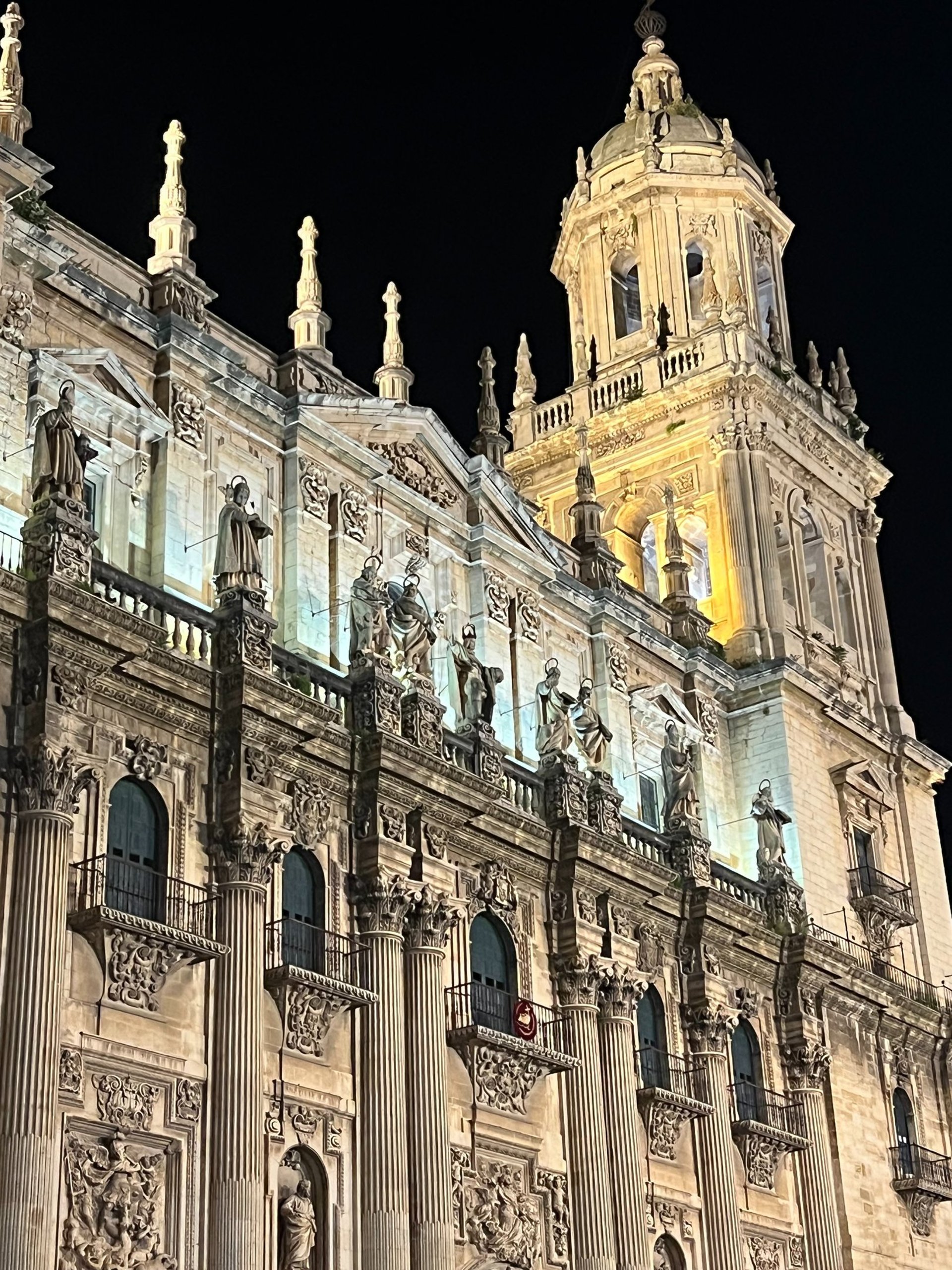 gray computer monitor