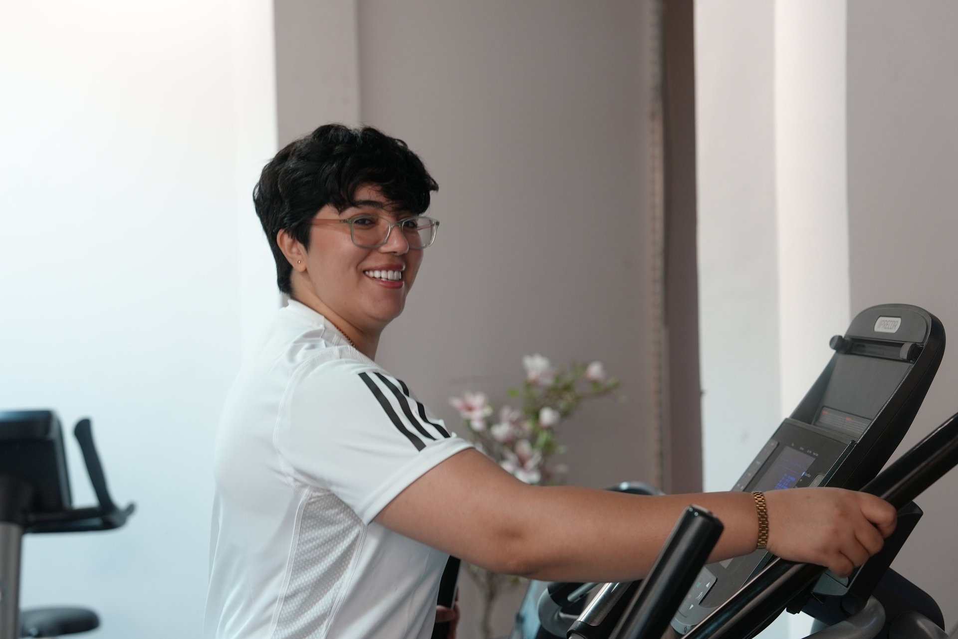 gray computer monitor