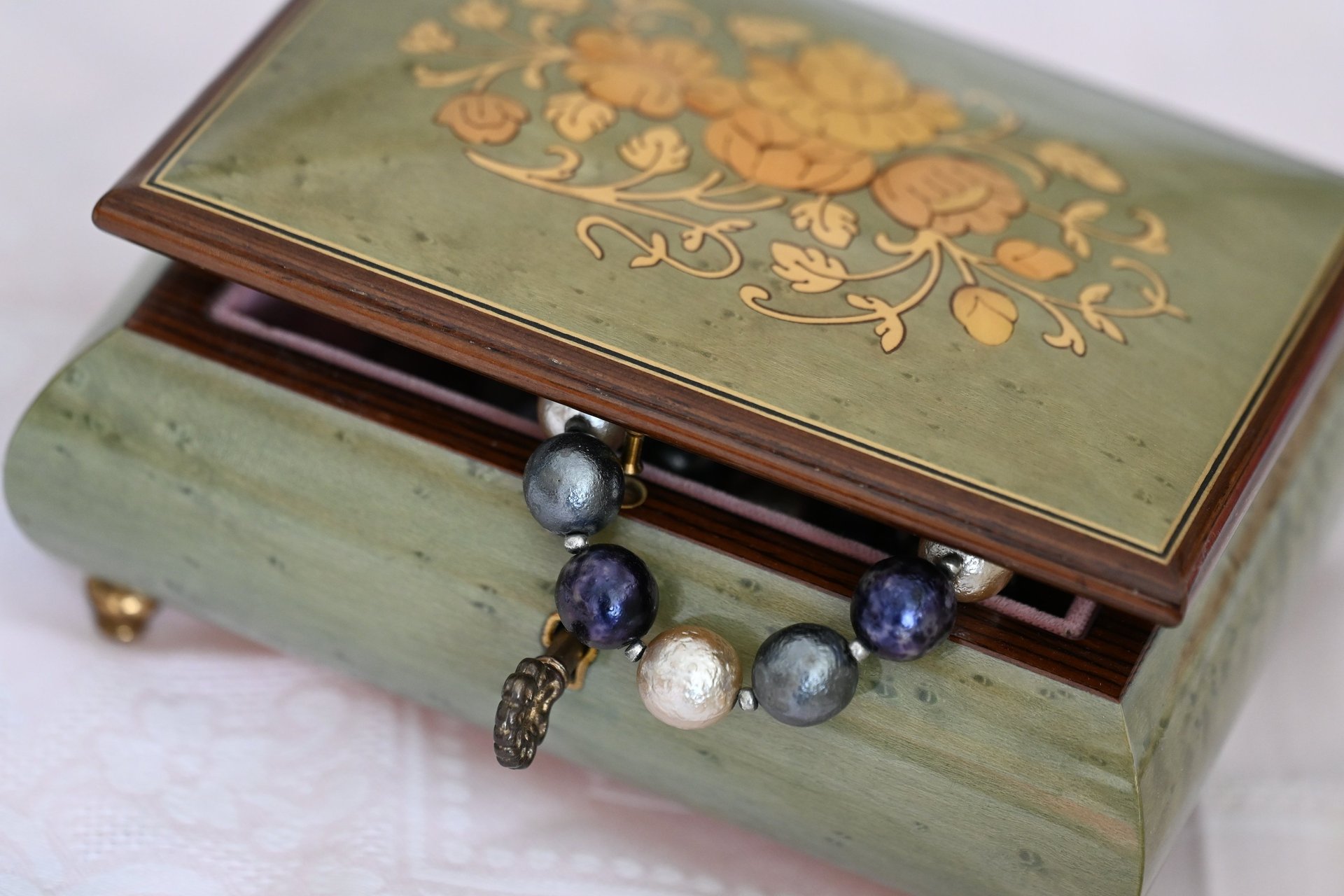 Foto de un joyero decorado para abrir la categoría de artículos clásicos