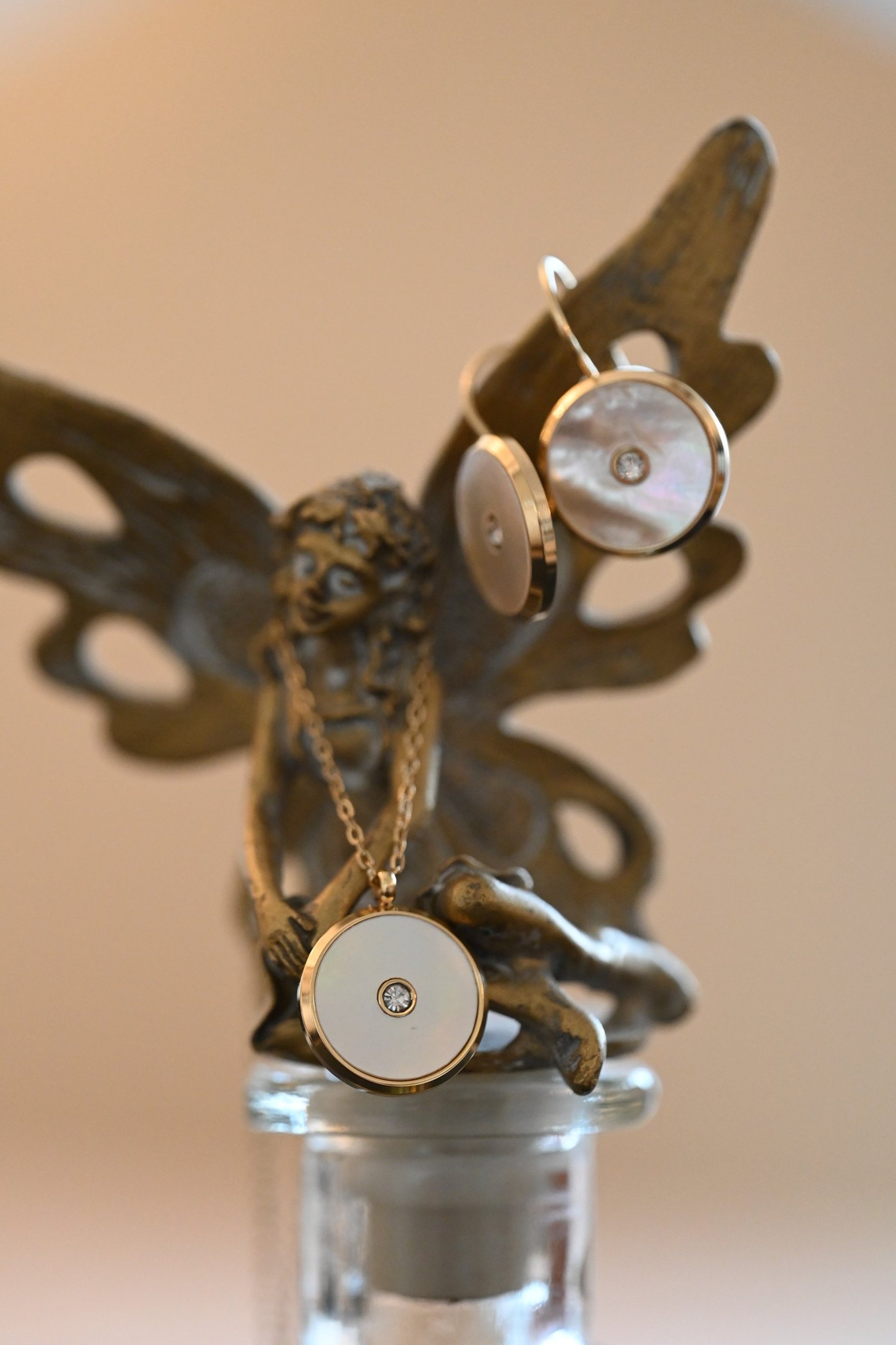 Foto general que muestra varias joyas de diferentes colores y materiales para presentar el sitio web