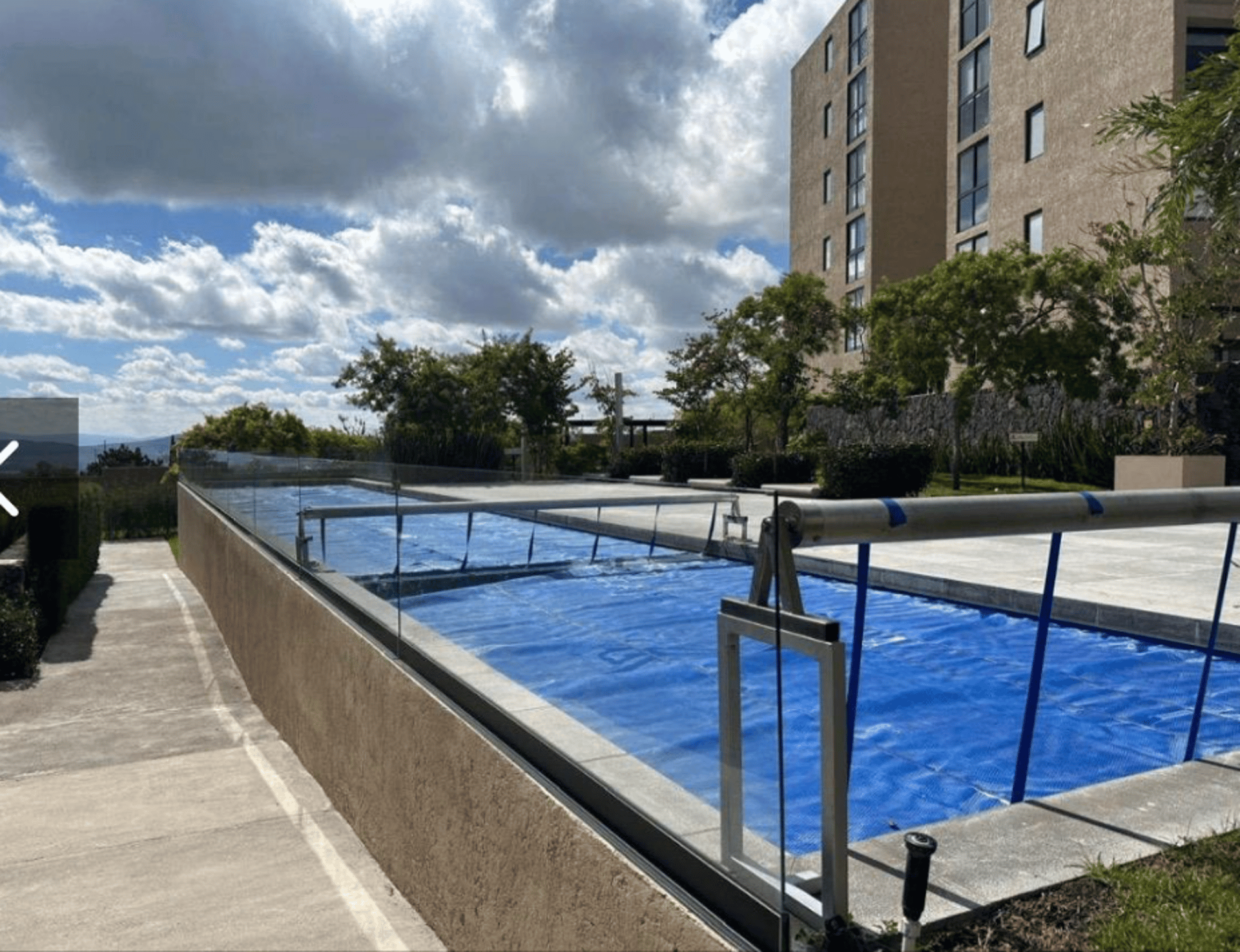 gray computer monitor