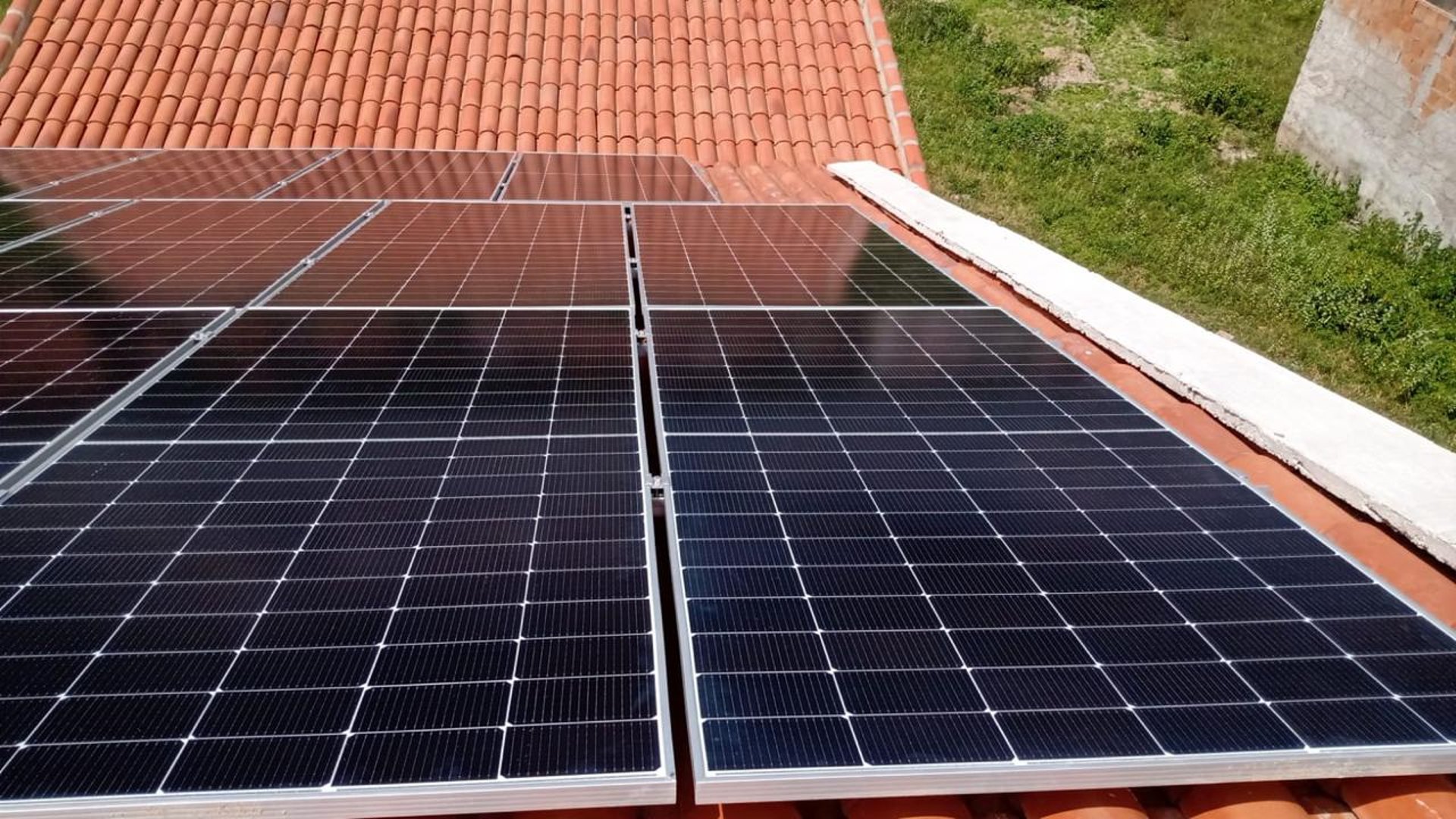 gray computer monitor