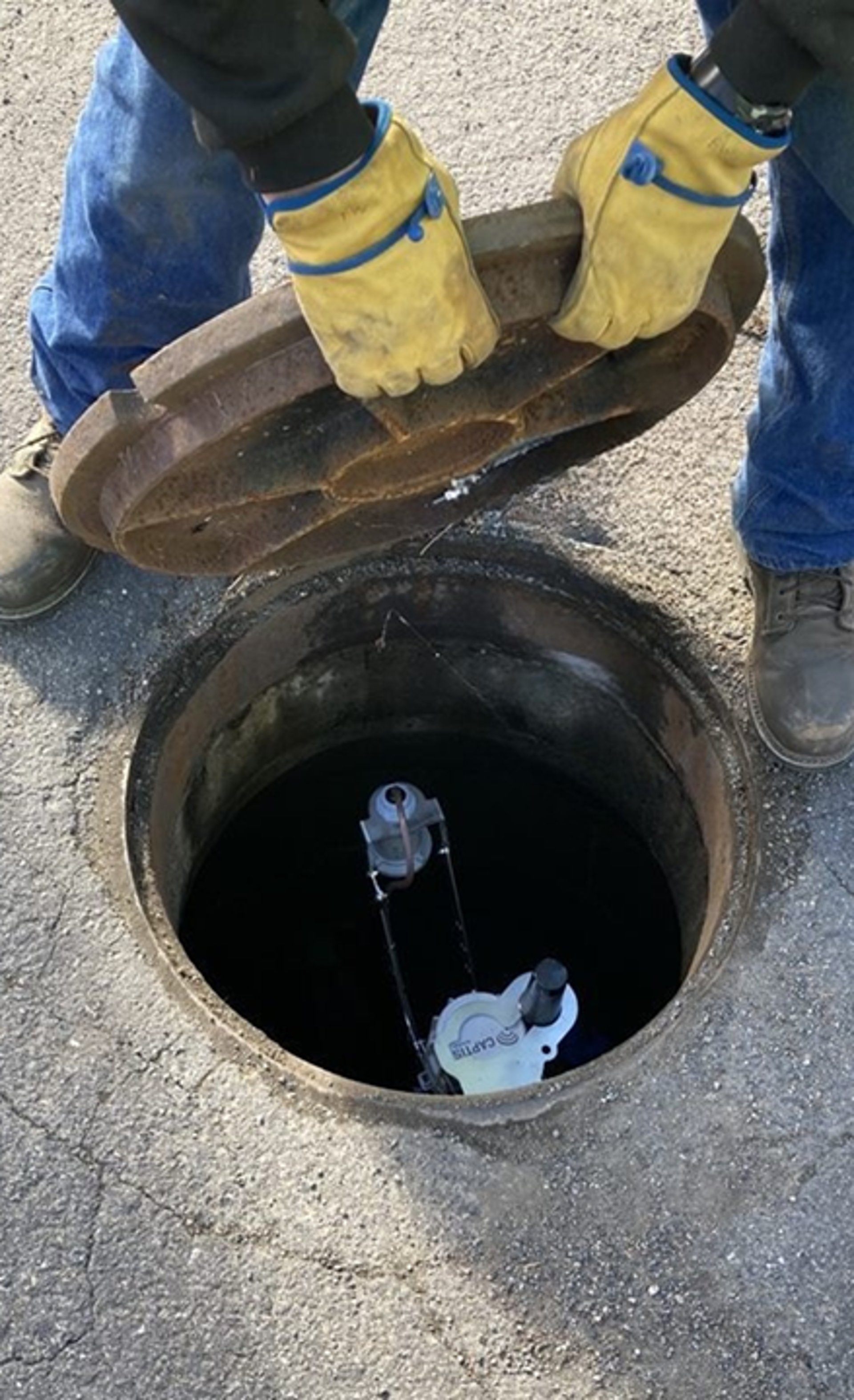 gray computer monitor