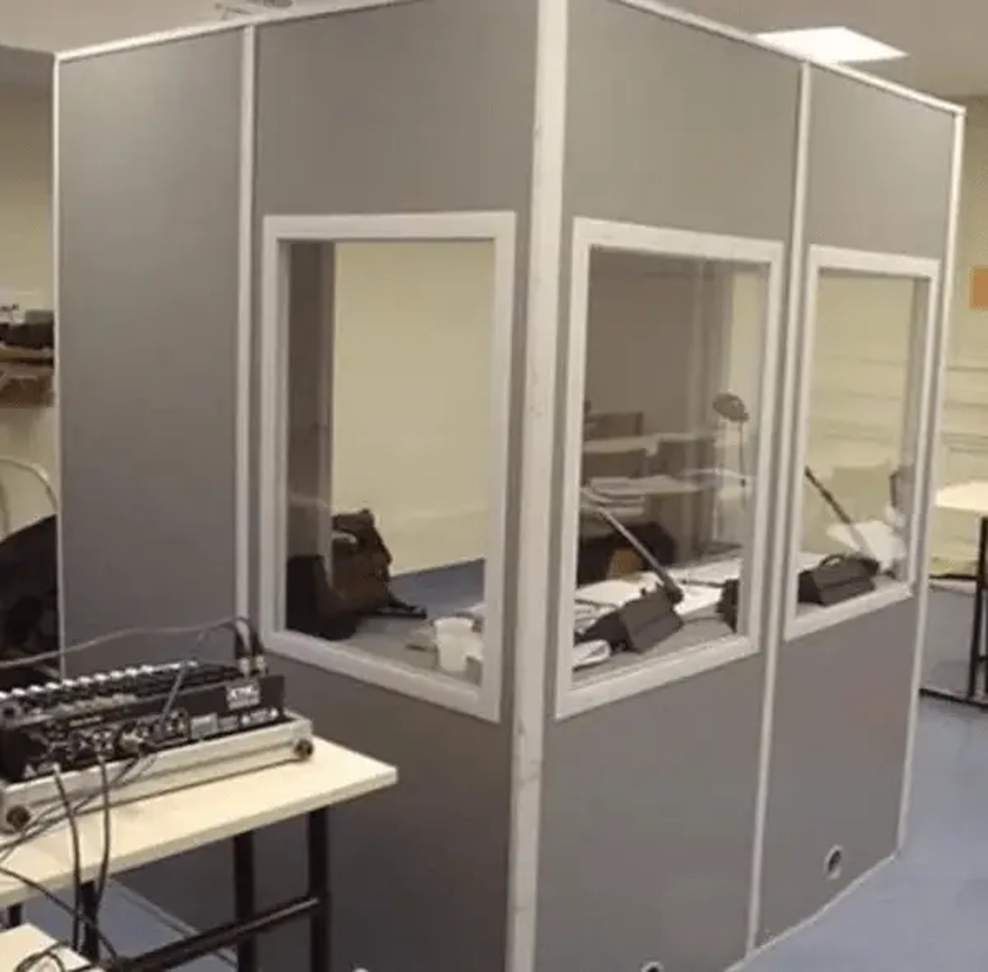 gray computer monitor