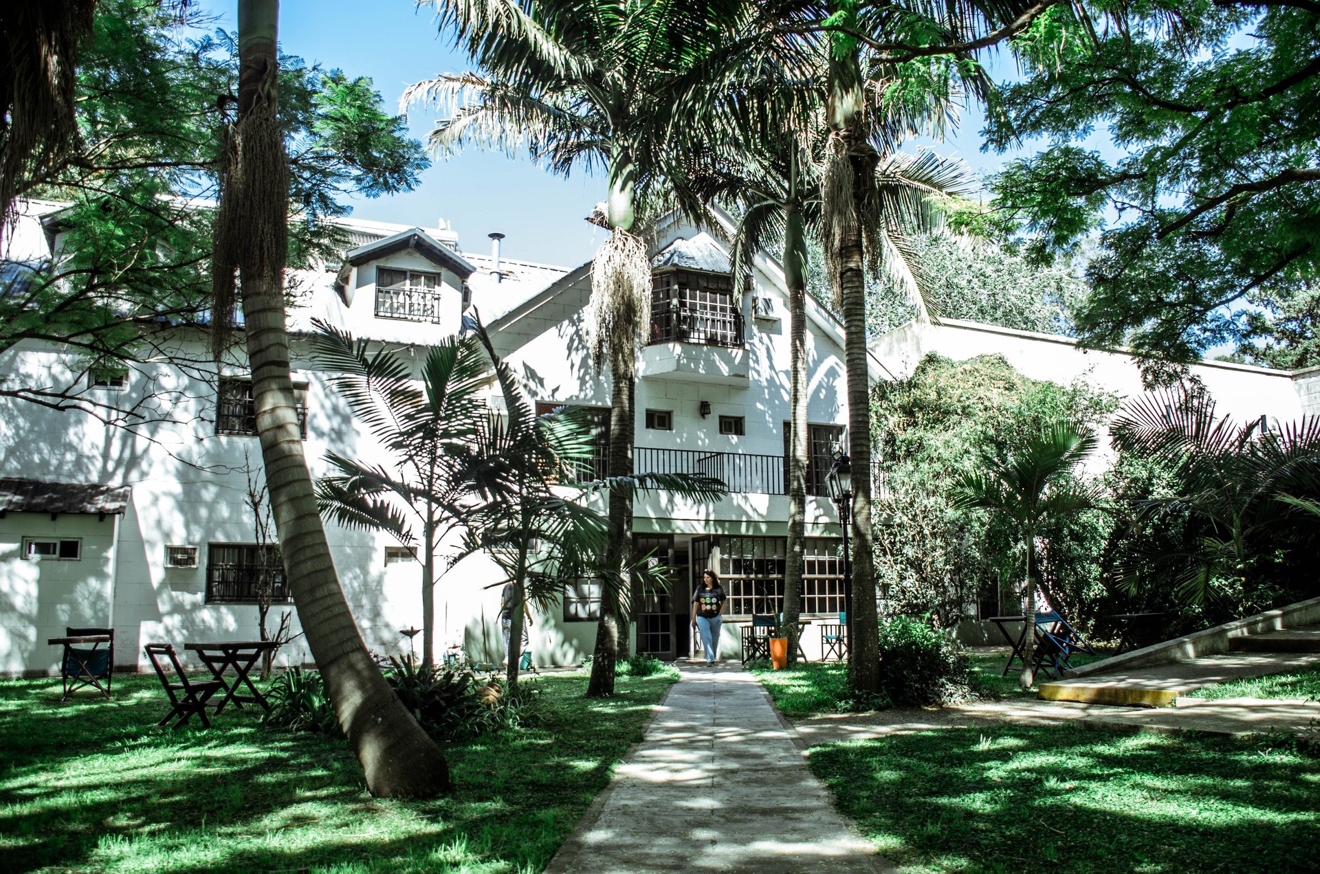 Huespedes disfrutando del parque del hotel casablanca