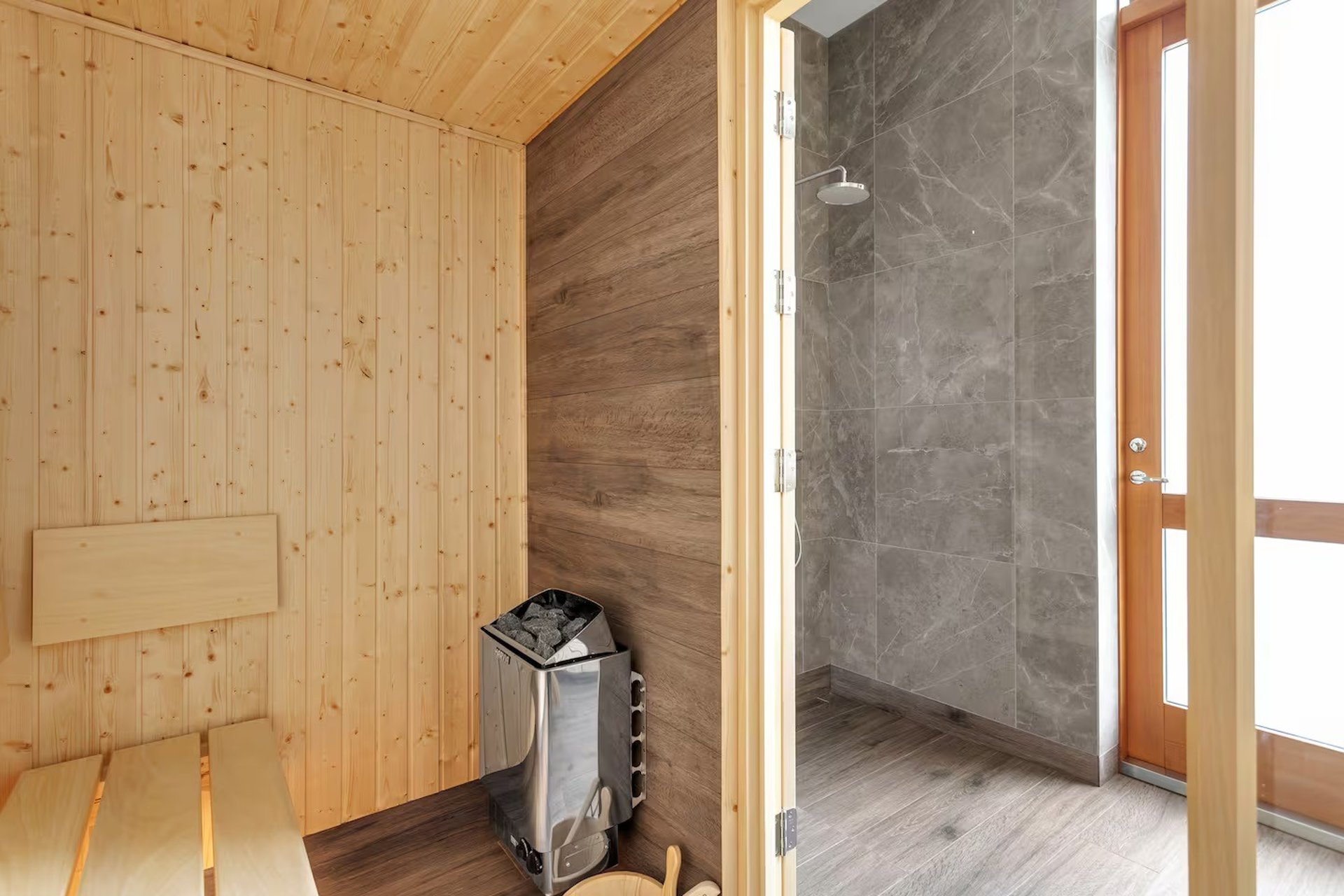 gray computer monitor