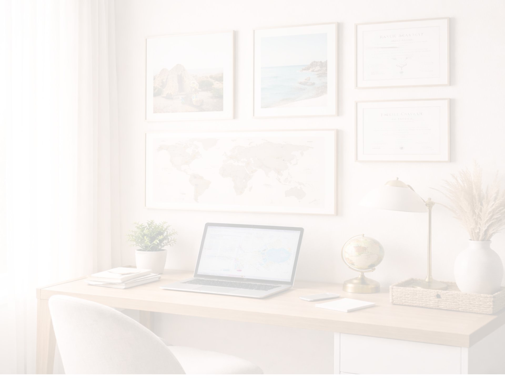 Escritorio de home office con laptop abierta y cuadros en la pared