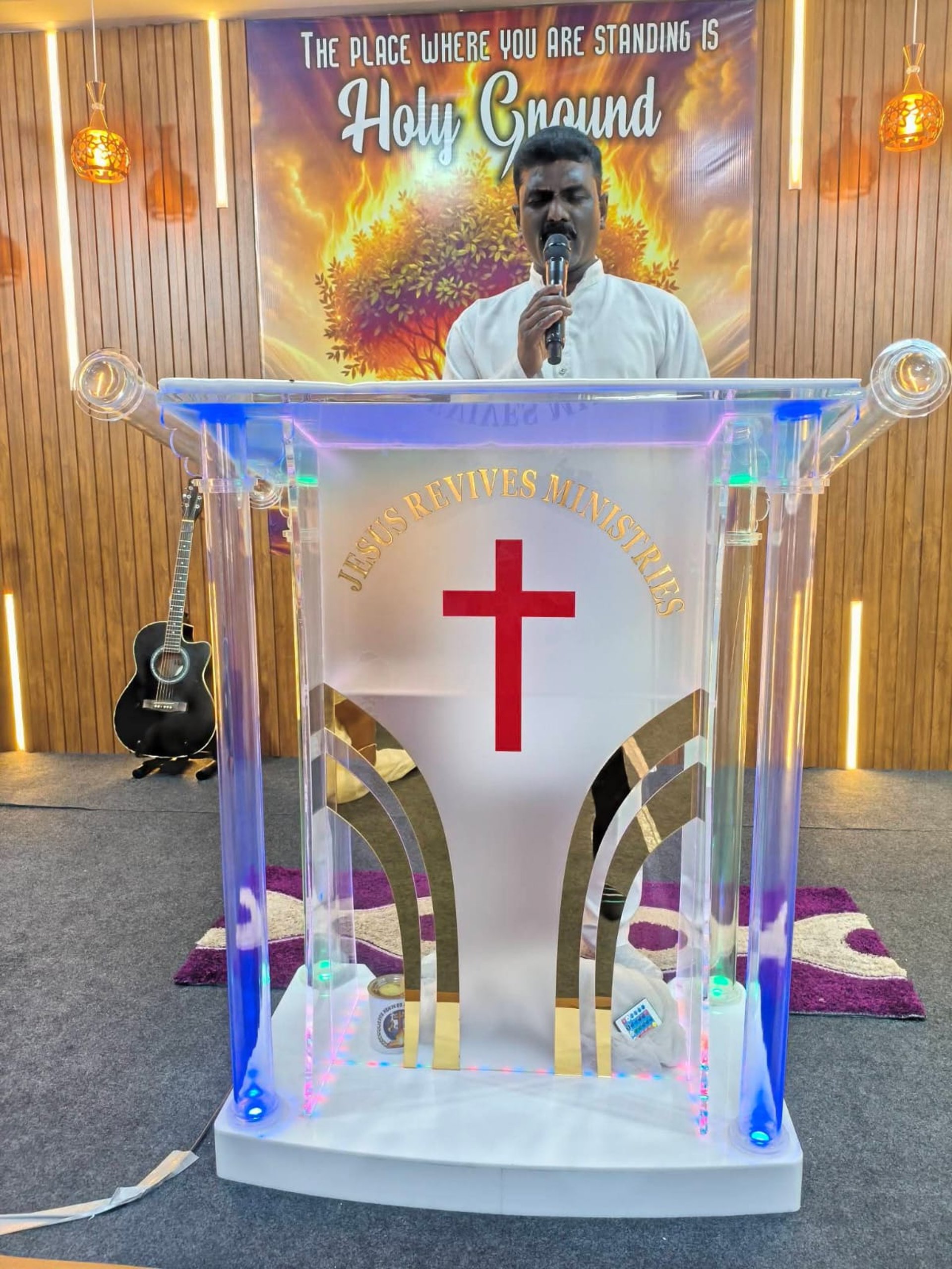 gray computer monitor