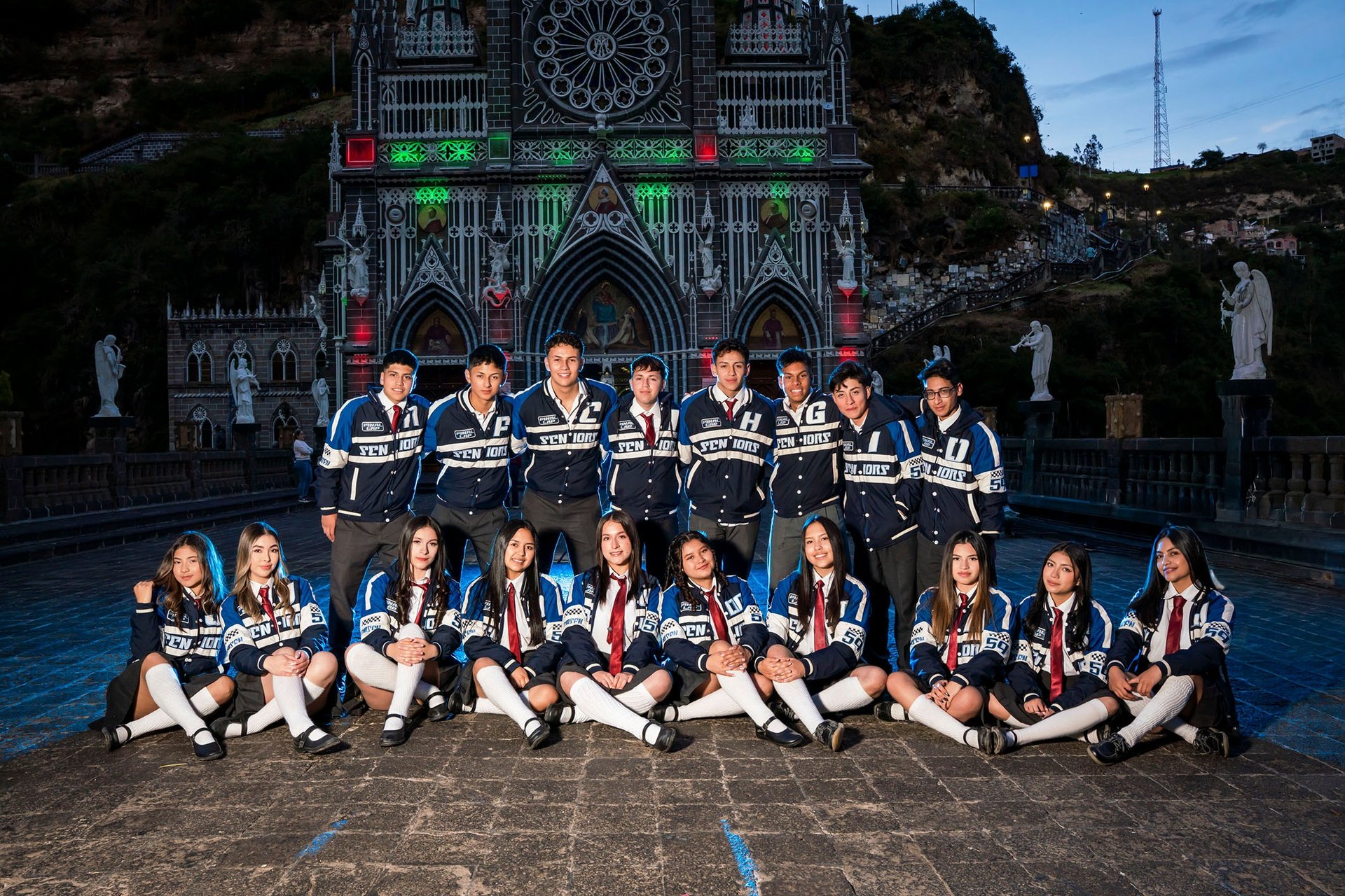 gray computer monitor