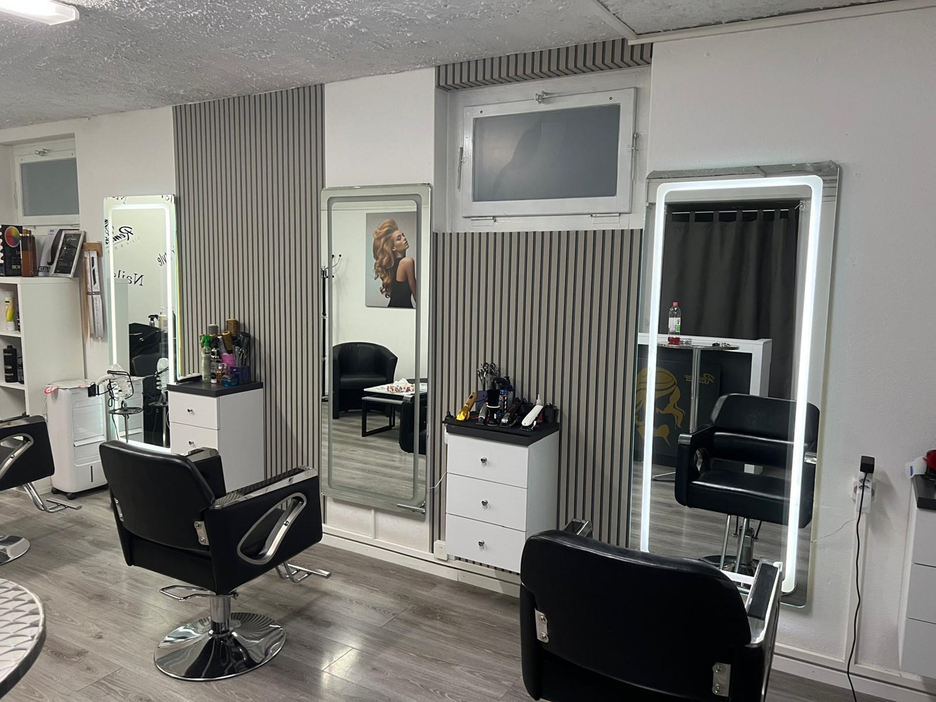 gray computer monitor