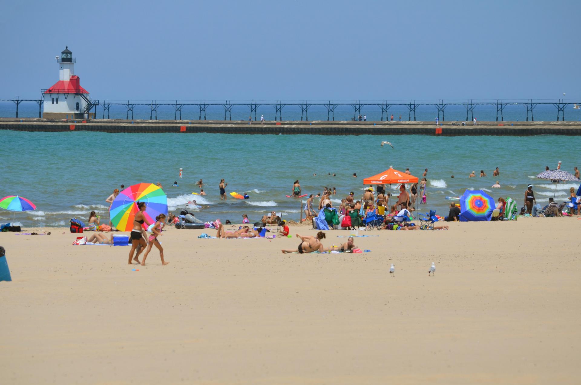 gray computer monitor