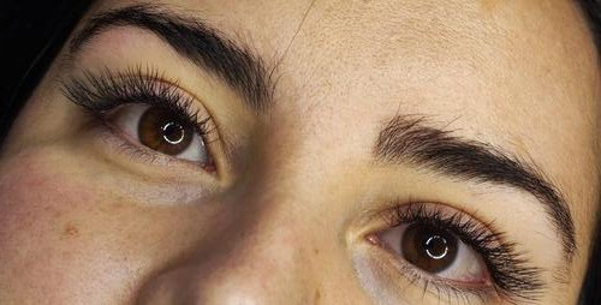 Acercamiento a Pestañas con extensiones estilo foxy 