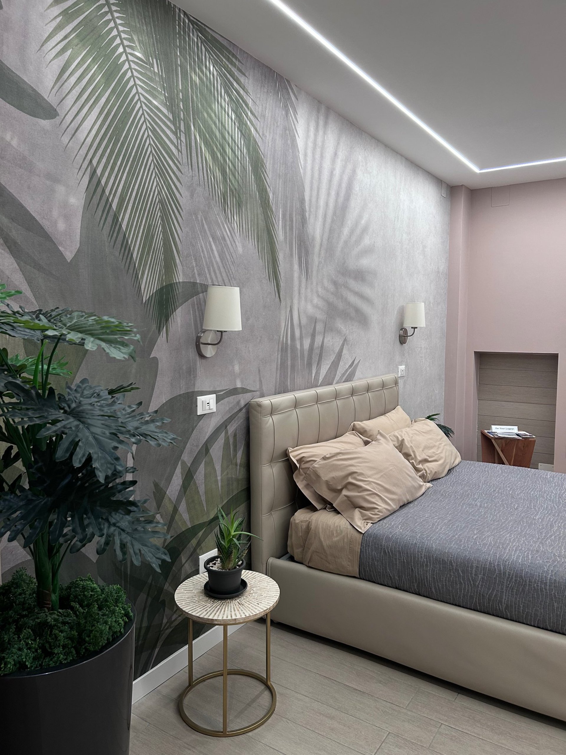 gray computer monitor