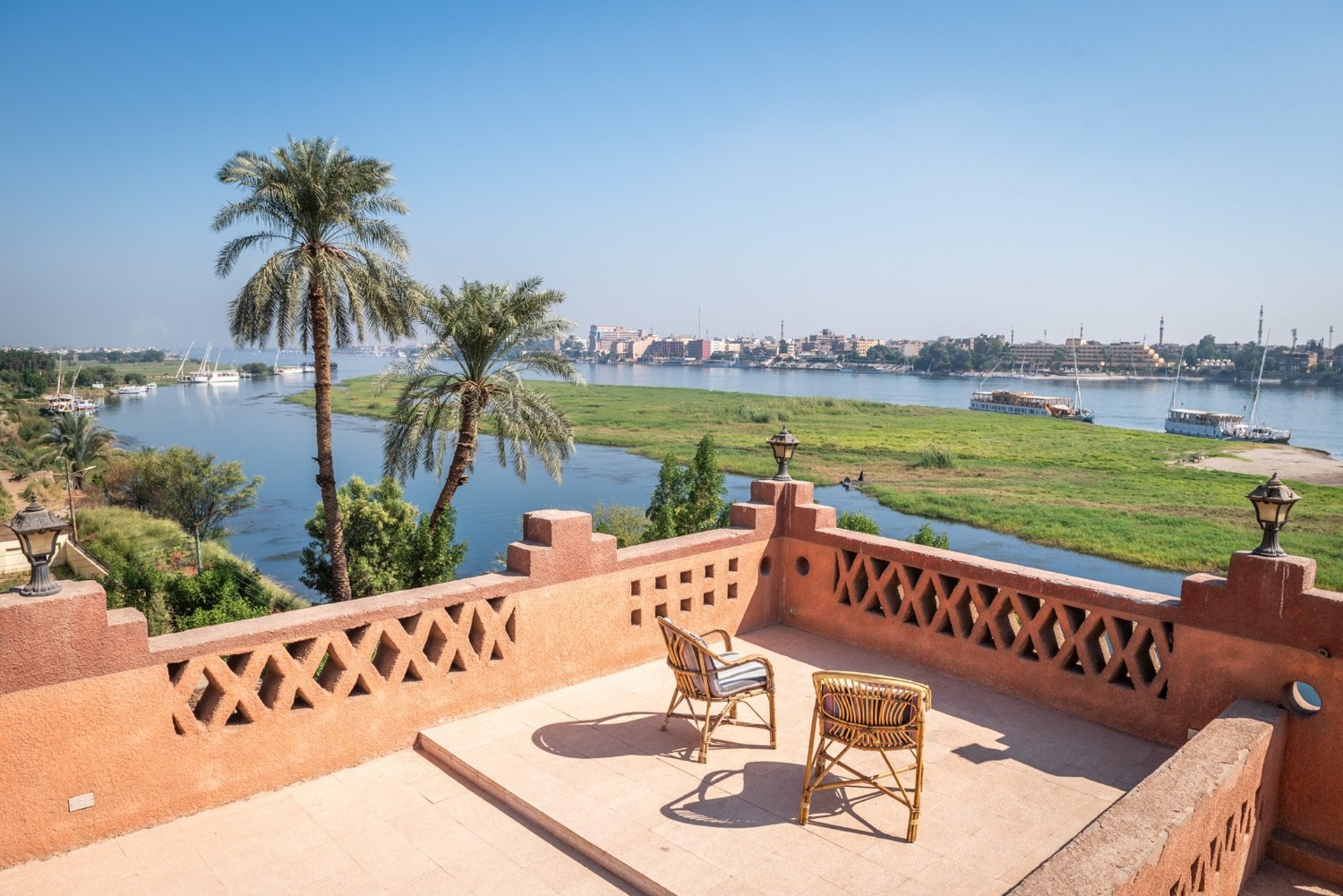 gray computer monitor