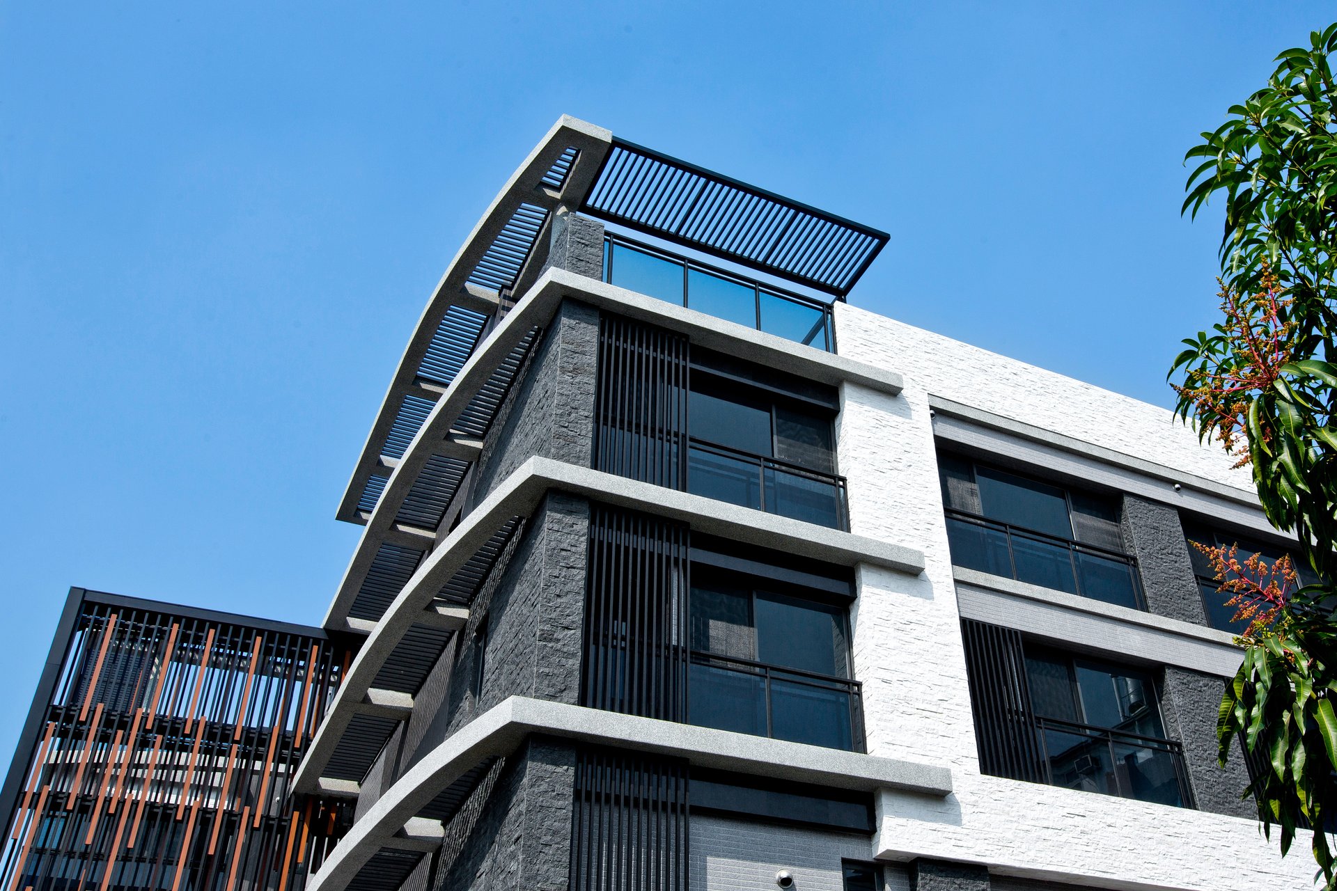 black and white bed linen