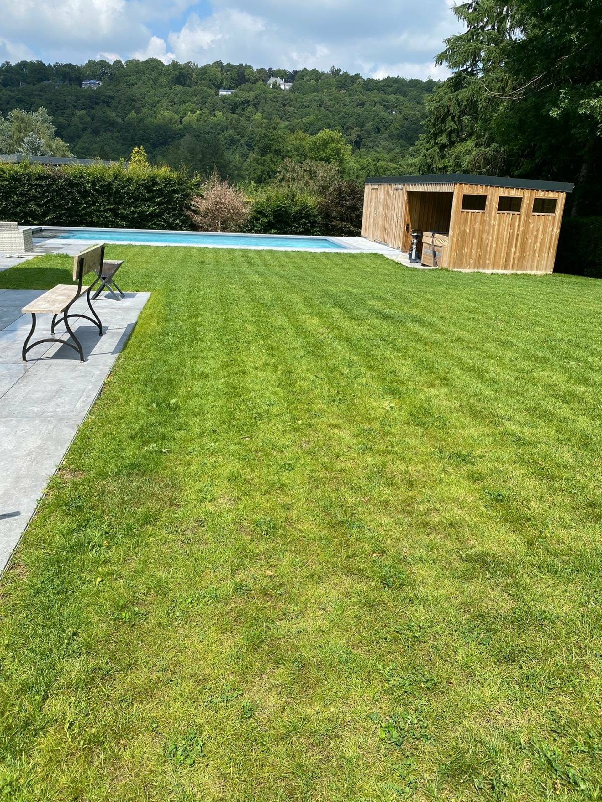 gray computer monitor