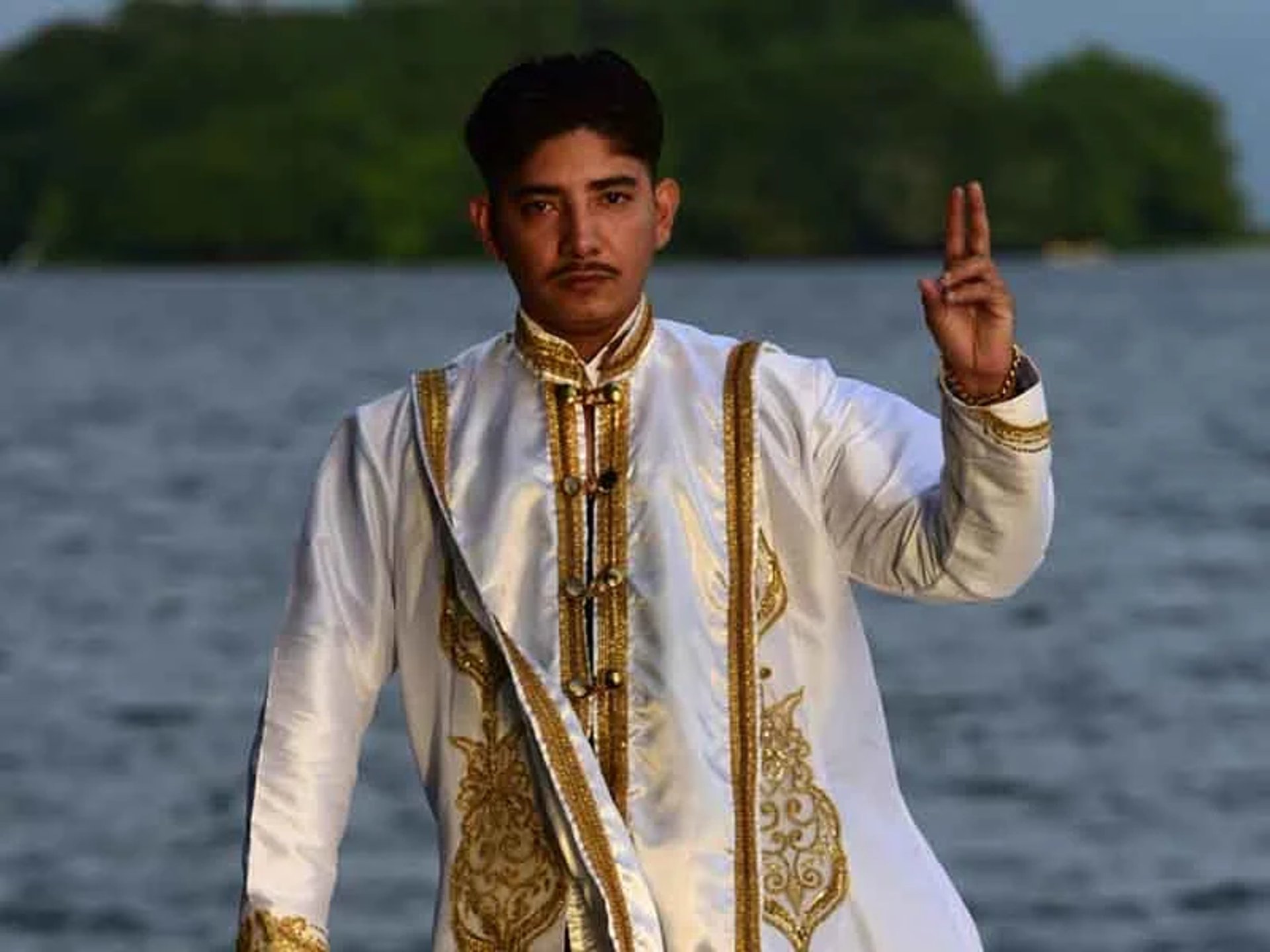 black and white bed linen