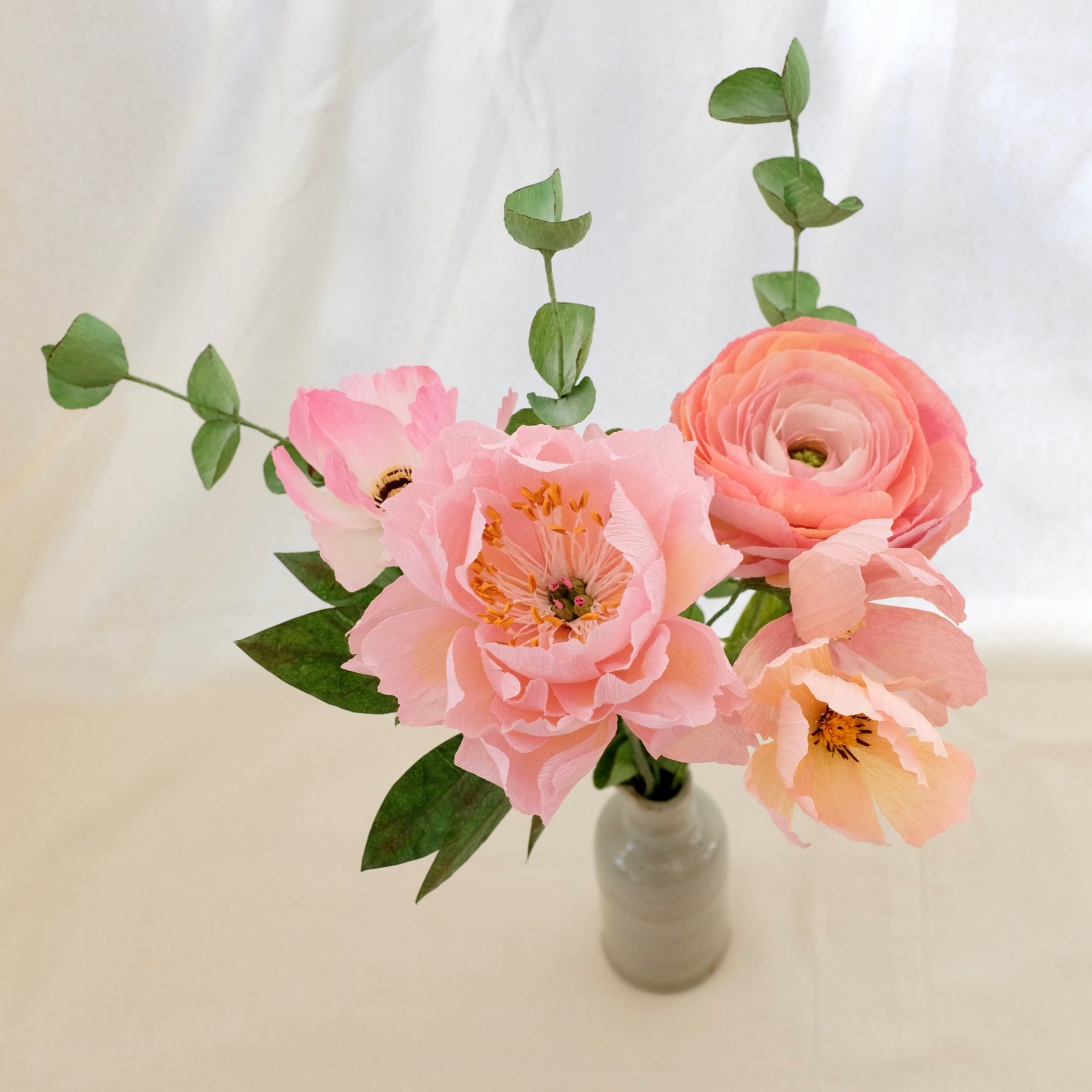 Bouquet de fleurs en papier rose avec feuilles d'eucalyptus en papier. Bouquet original, durable, écologique, poétique.