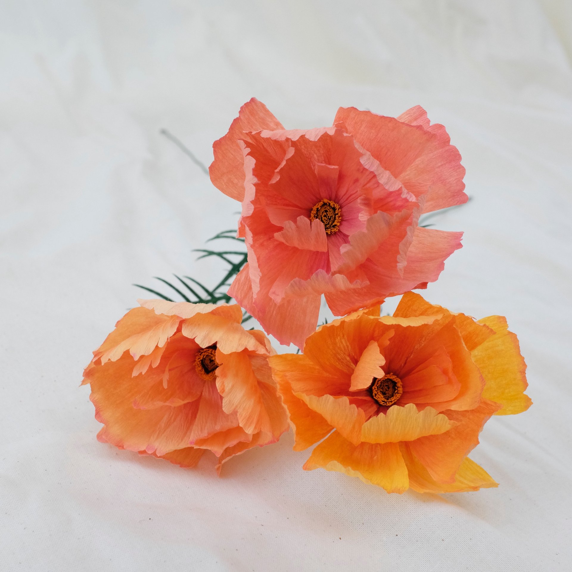 Bouquet de fleurs en papier artisanales créées en Normandie, France. Cosmos en papier crépon italien.