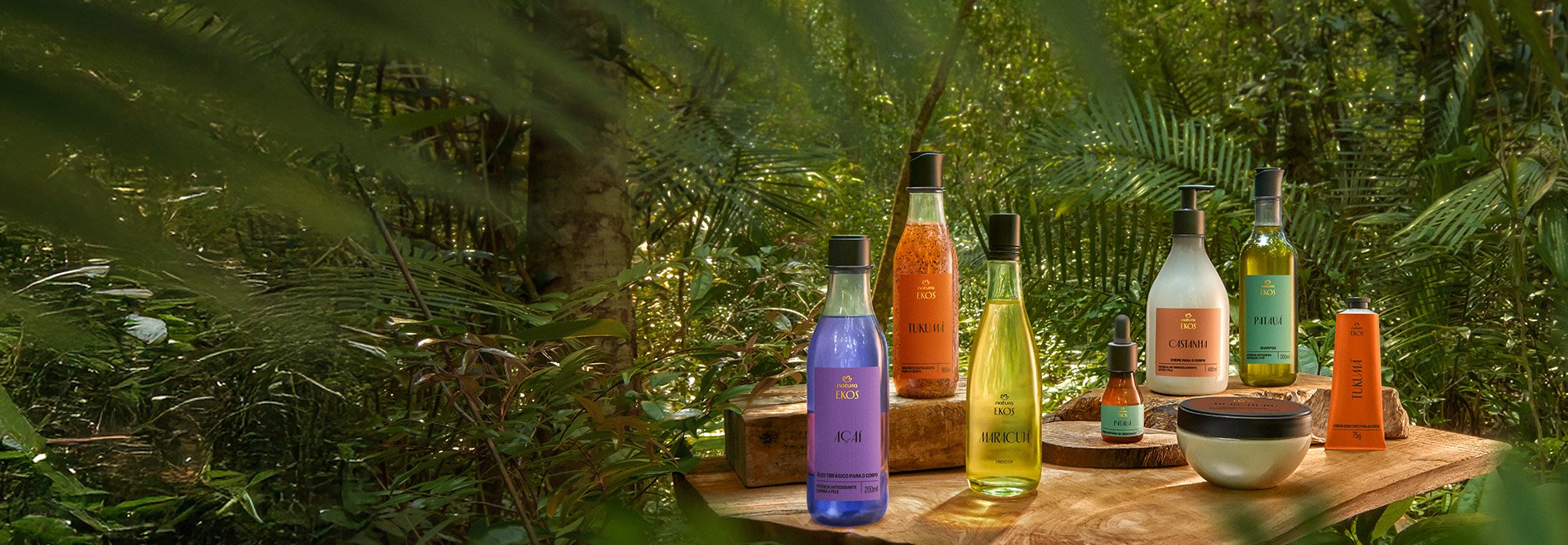 Productos Ekos Natura sobre mesa en la Amazonia