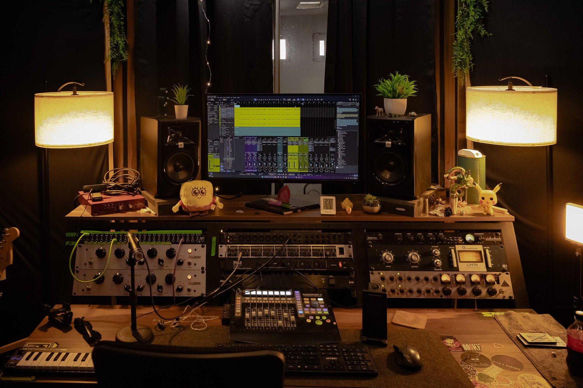 gray computer monitor