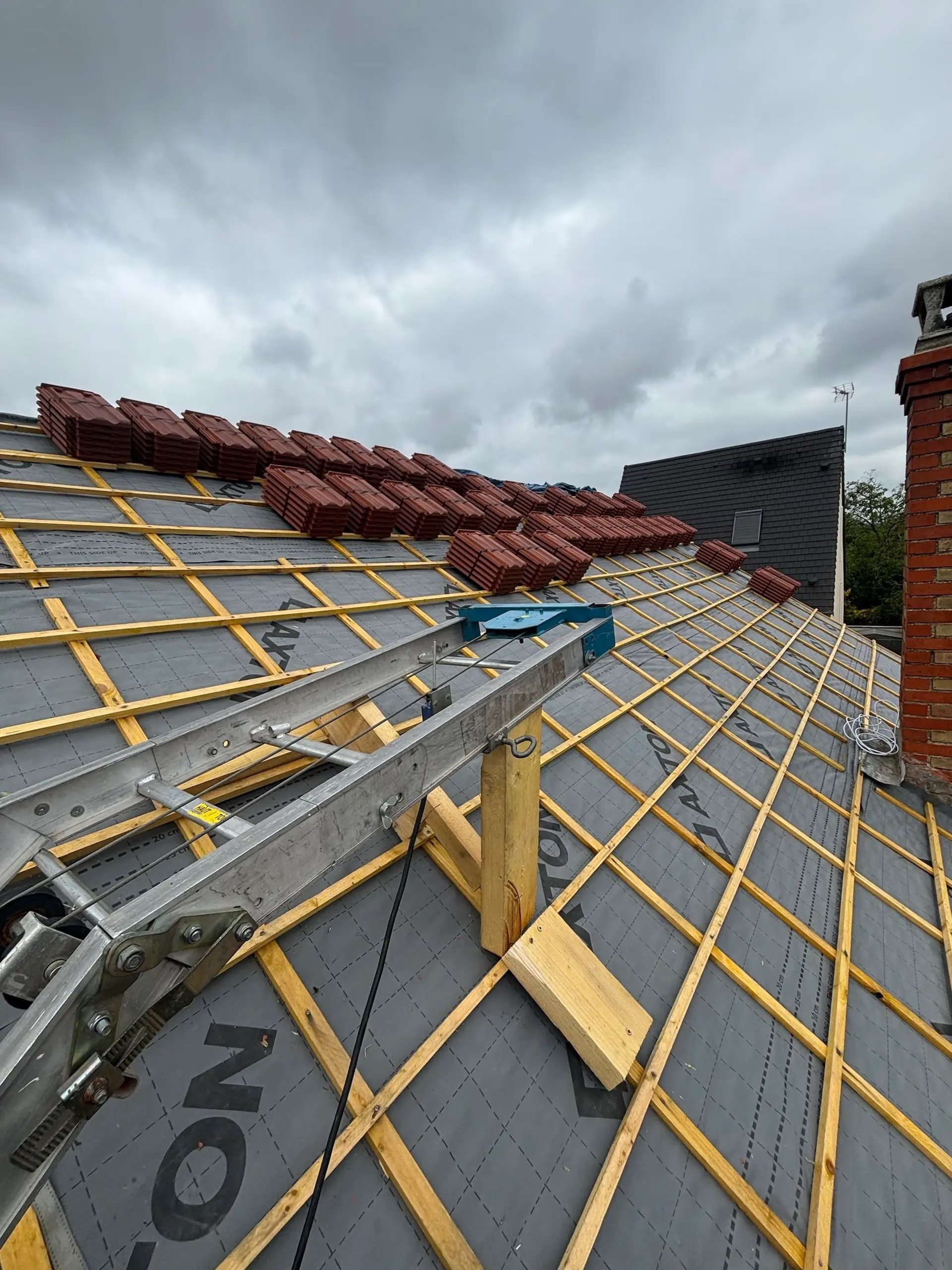 Chantier de rénovation de toiture en tuiles à Montmorency par l'artisan couvreur MF Couverture dans le Val-d'Oise.