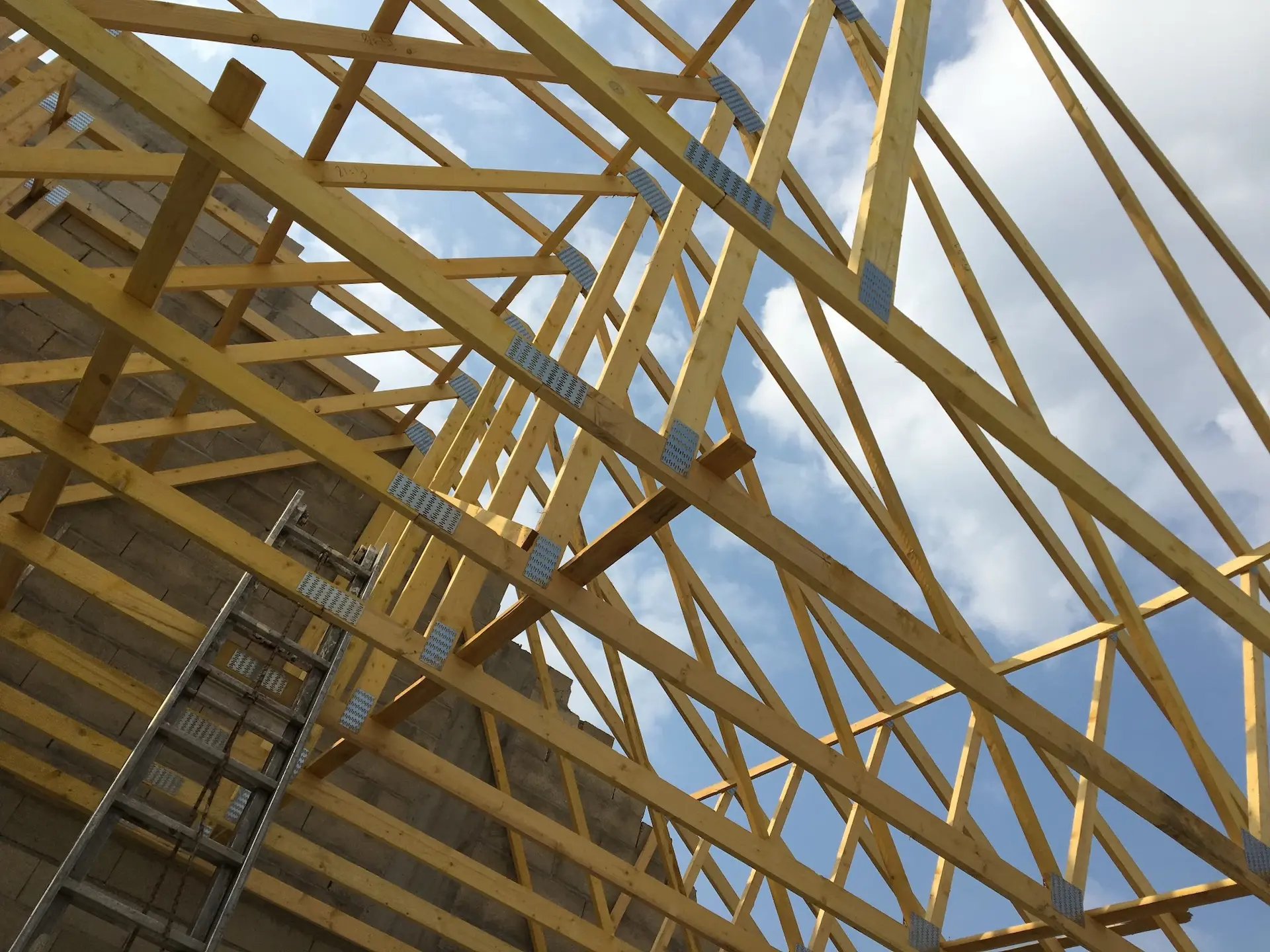 Vue d'une charpente industrielle en bois neuve posée par l'artisan MF Couverture à Montmorency.