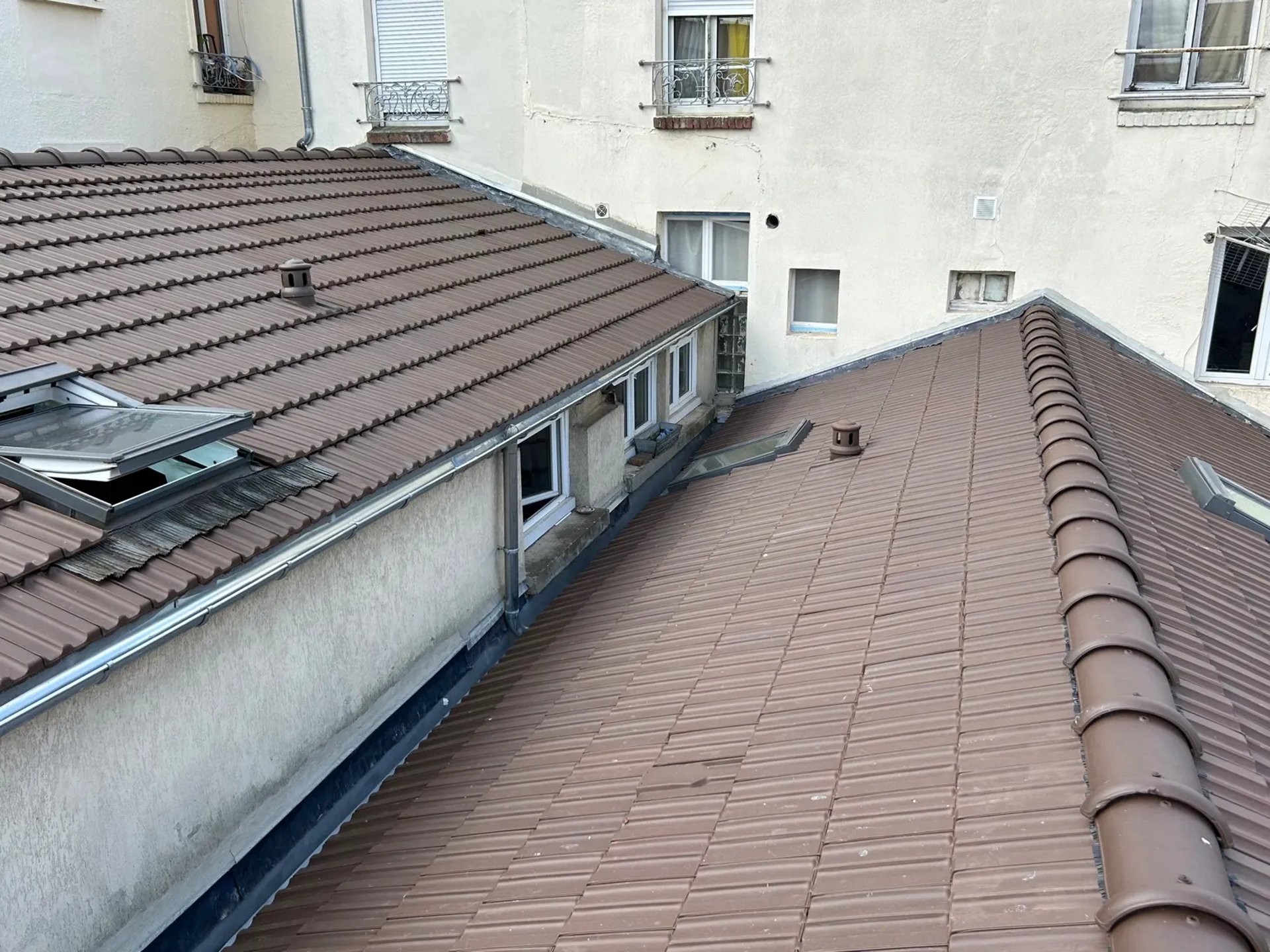 Travaux de couverture réalisés par MF Couverture à Puteaux (92) - Pose de toiture en tuiles et travaux de zinguerie