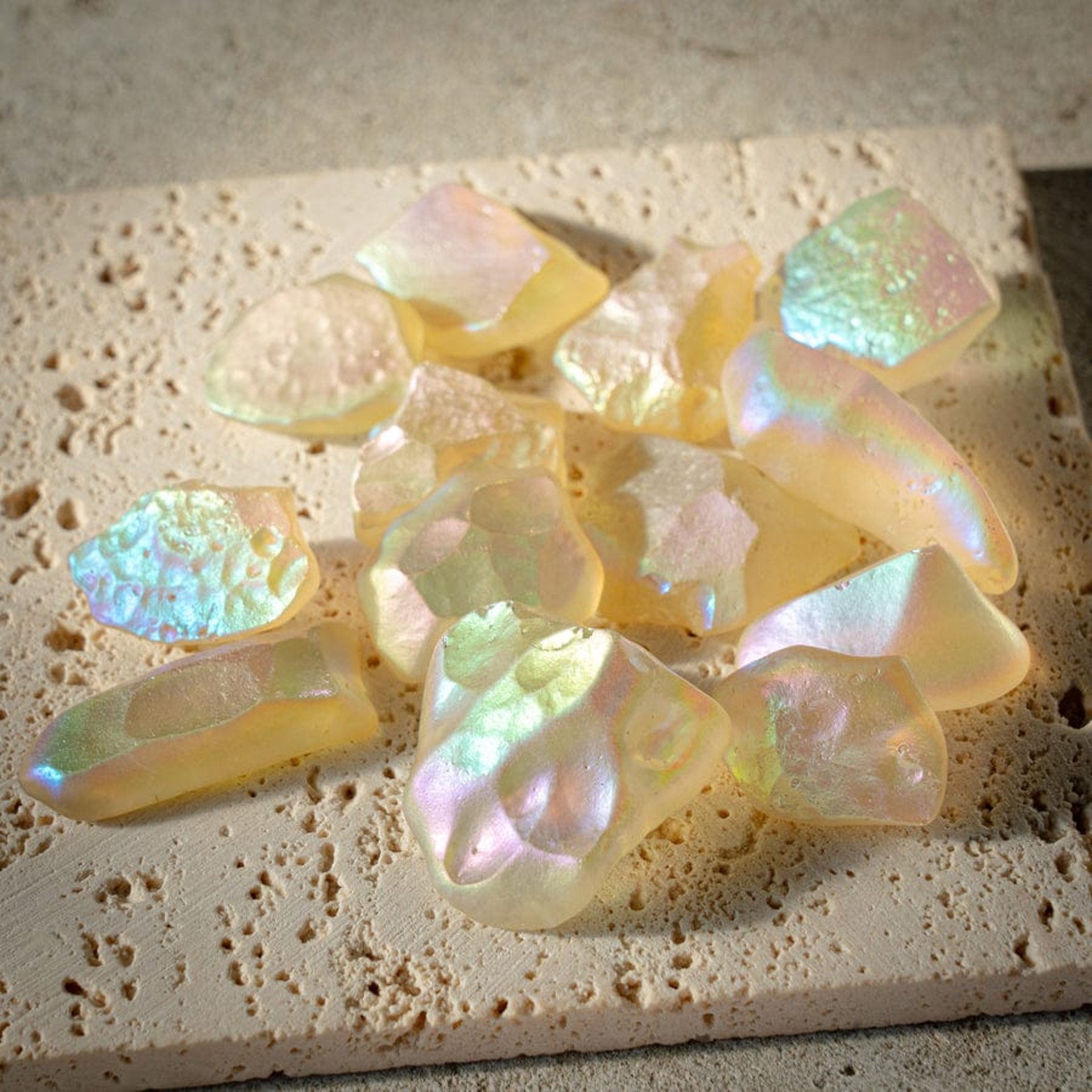 cristales de libyan gols tektite auratizados