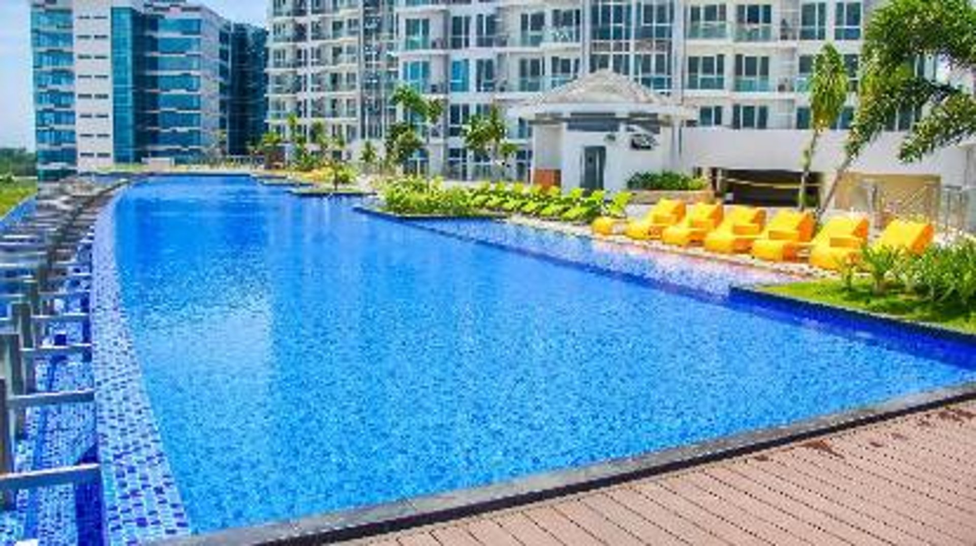 gray computer monitor