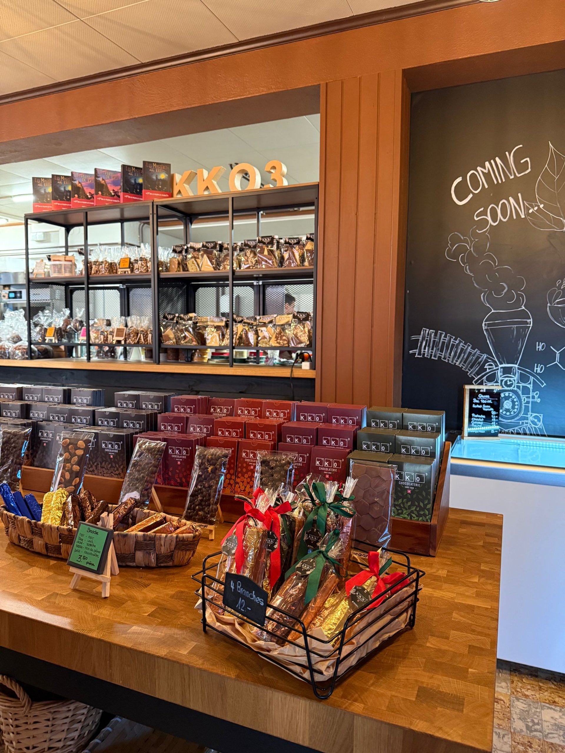 gray computer monitor