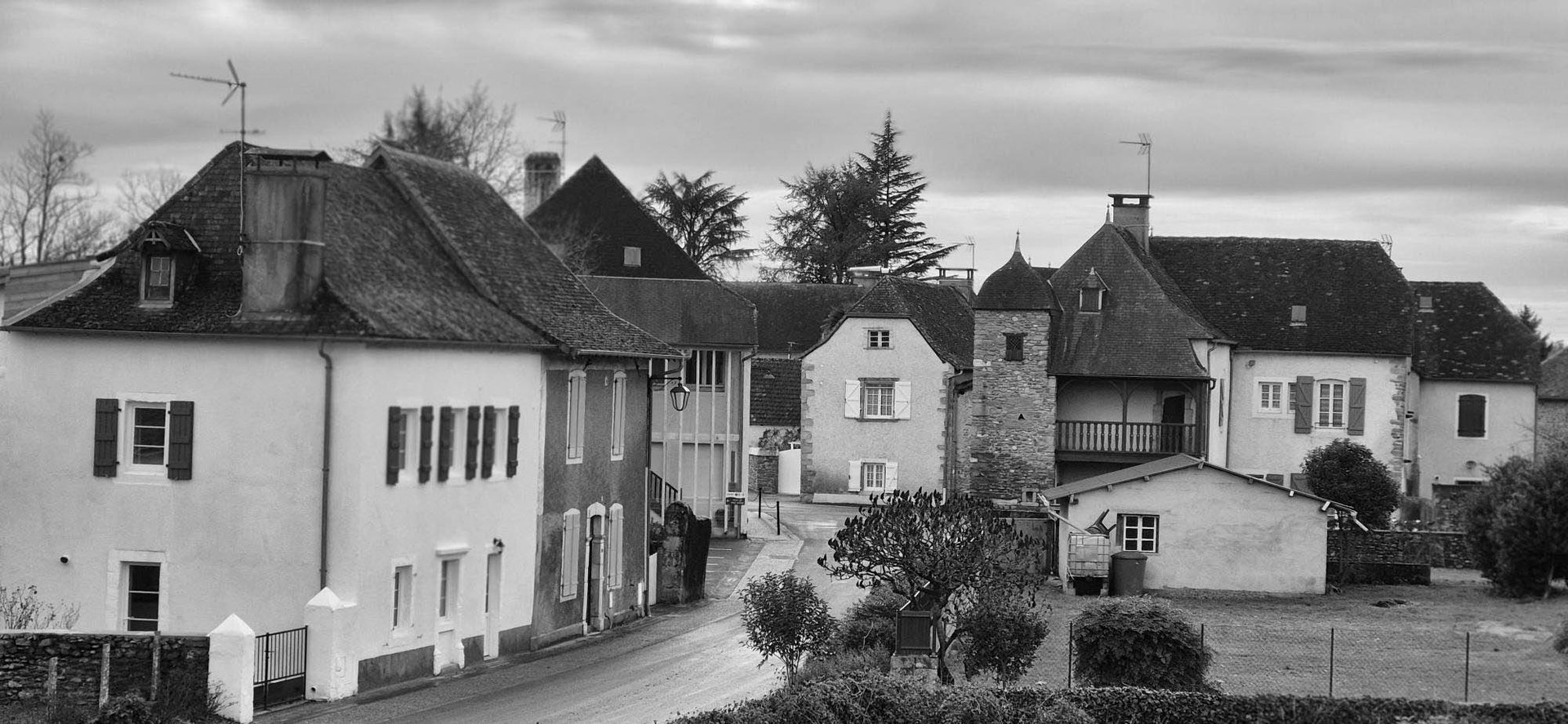 black and white bed linen