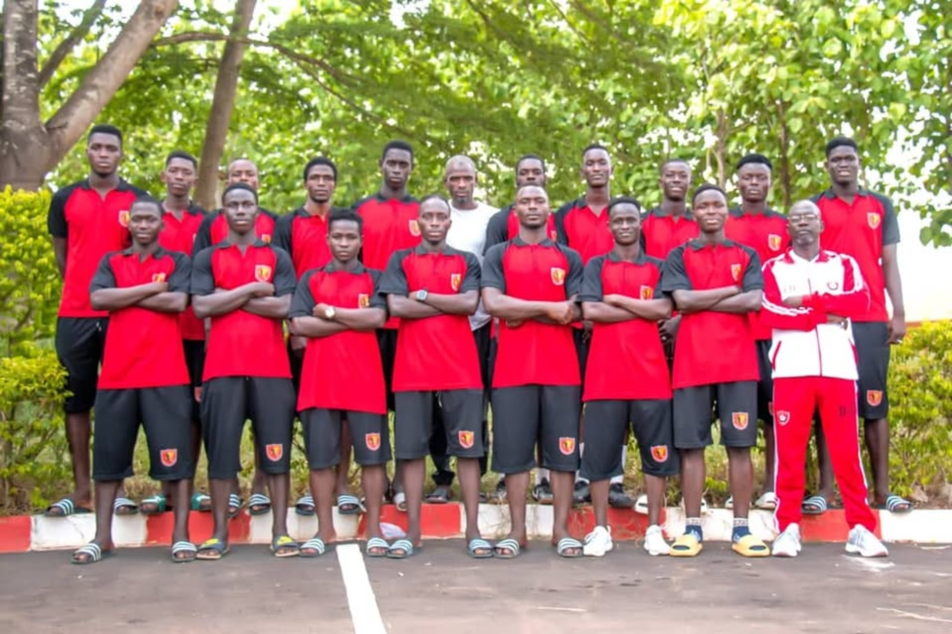 gray computer monitor