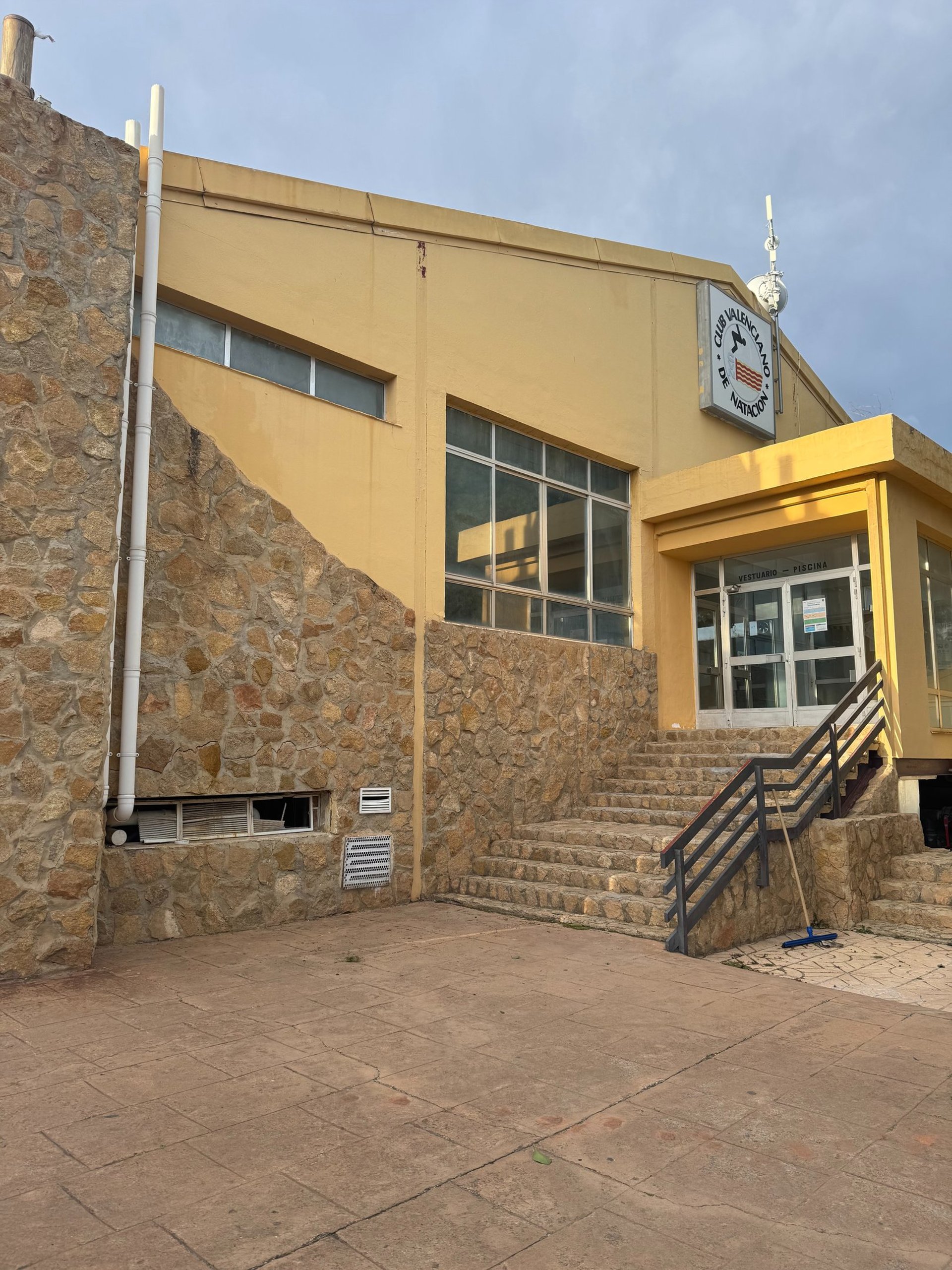 Vaso de la piscina climatizada de 25 metros con corcheras preparadas para natación libre en Valencia