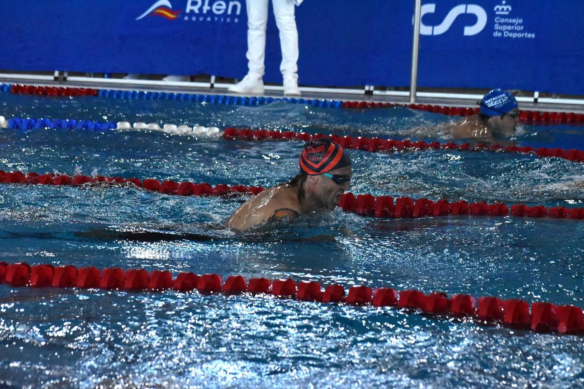 Nadador compitiendo con el equivo cvn masters