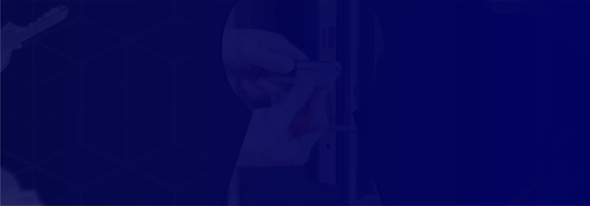 Chaveiro em Itumbiara realizando manutenção e instalação de fechadura residencial em Itumbiara GO